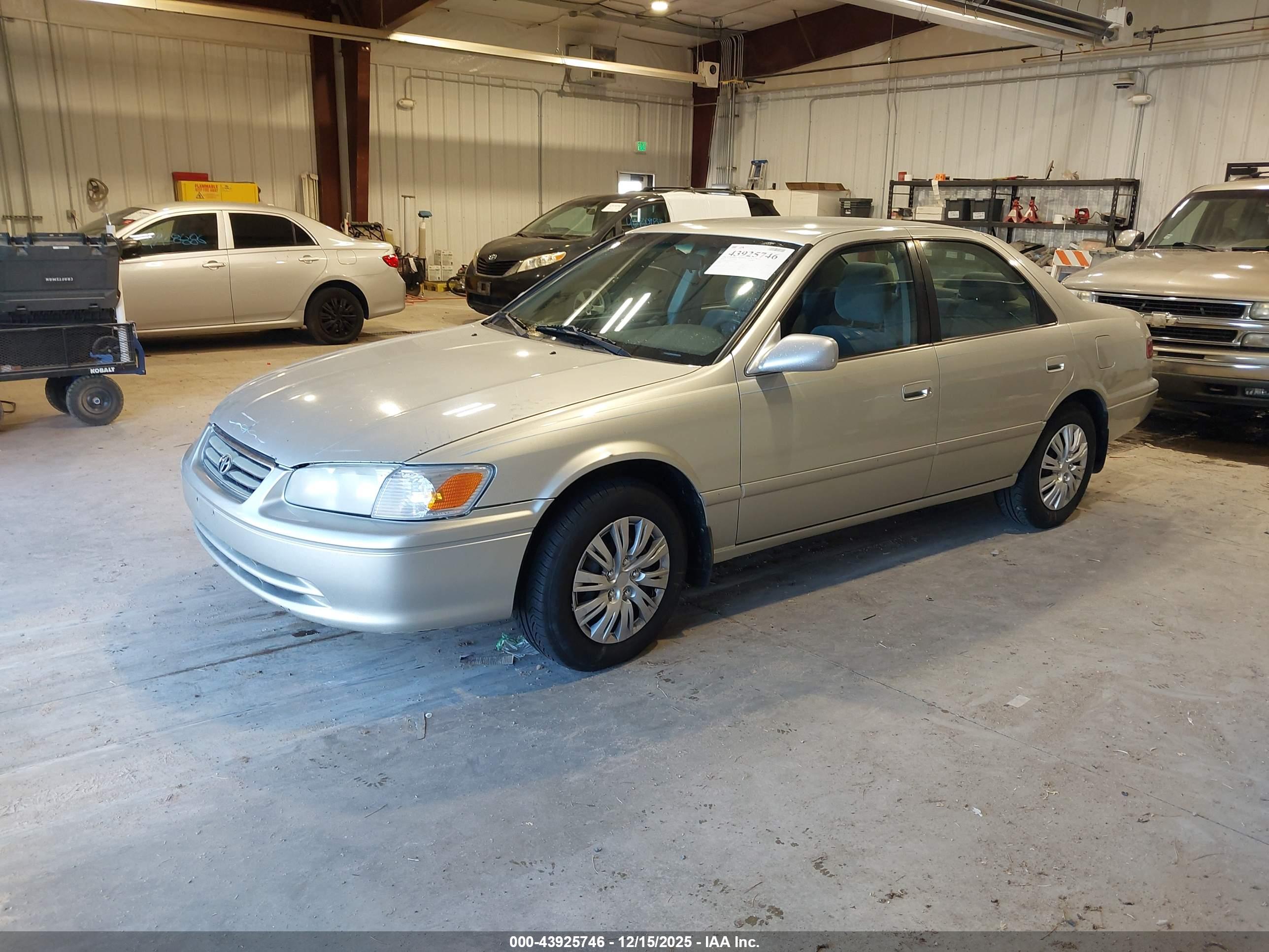 TOYOTA CAMRY image 2