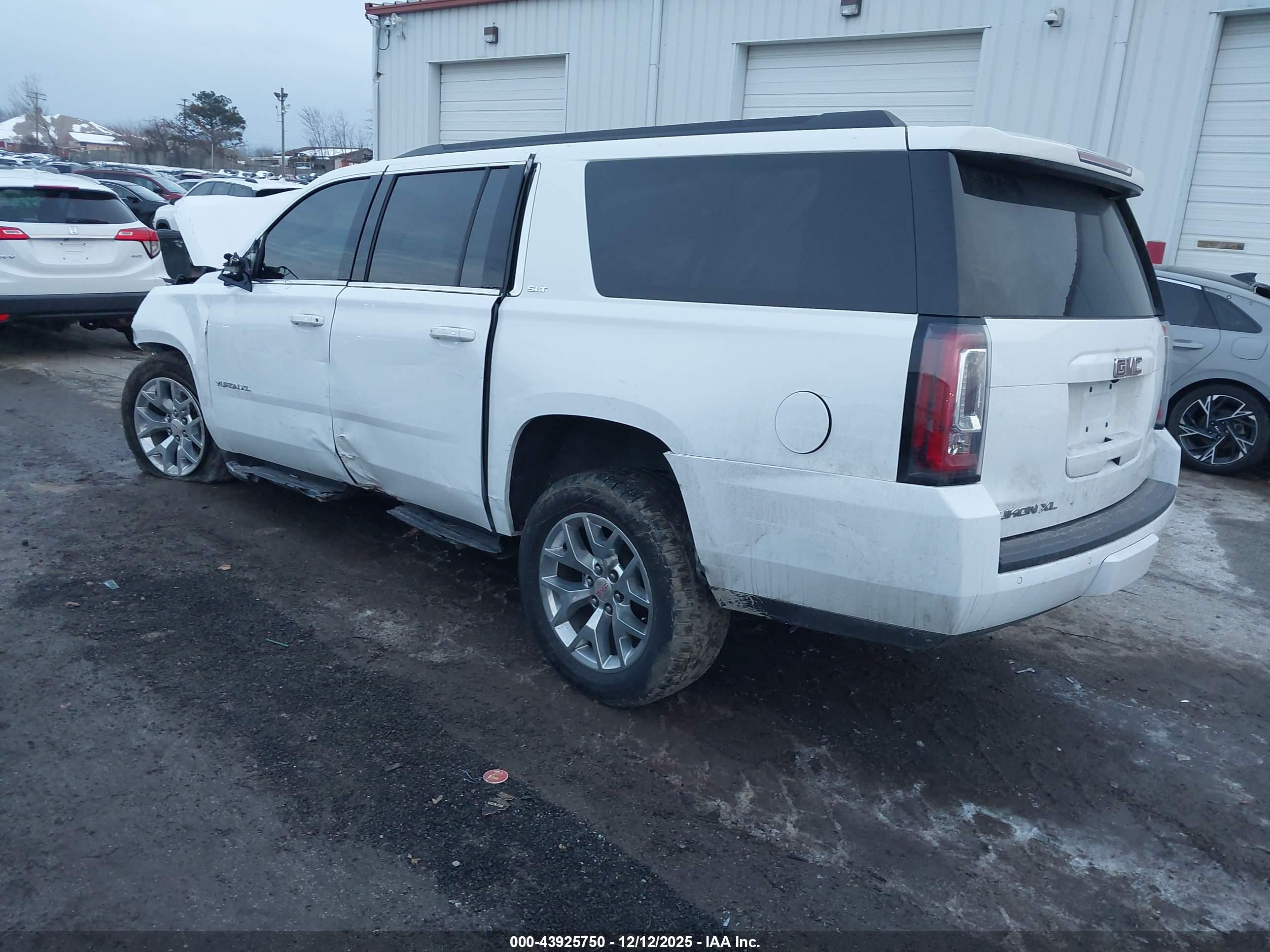 GMC YUKON image 3