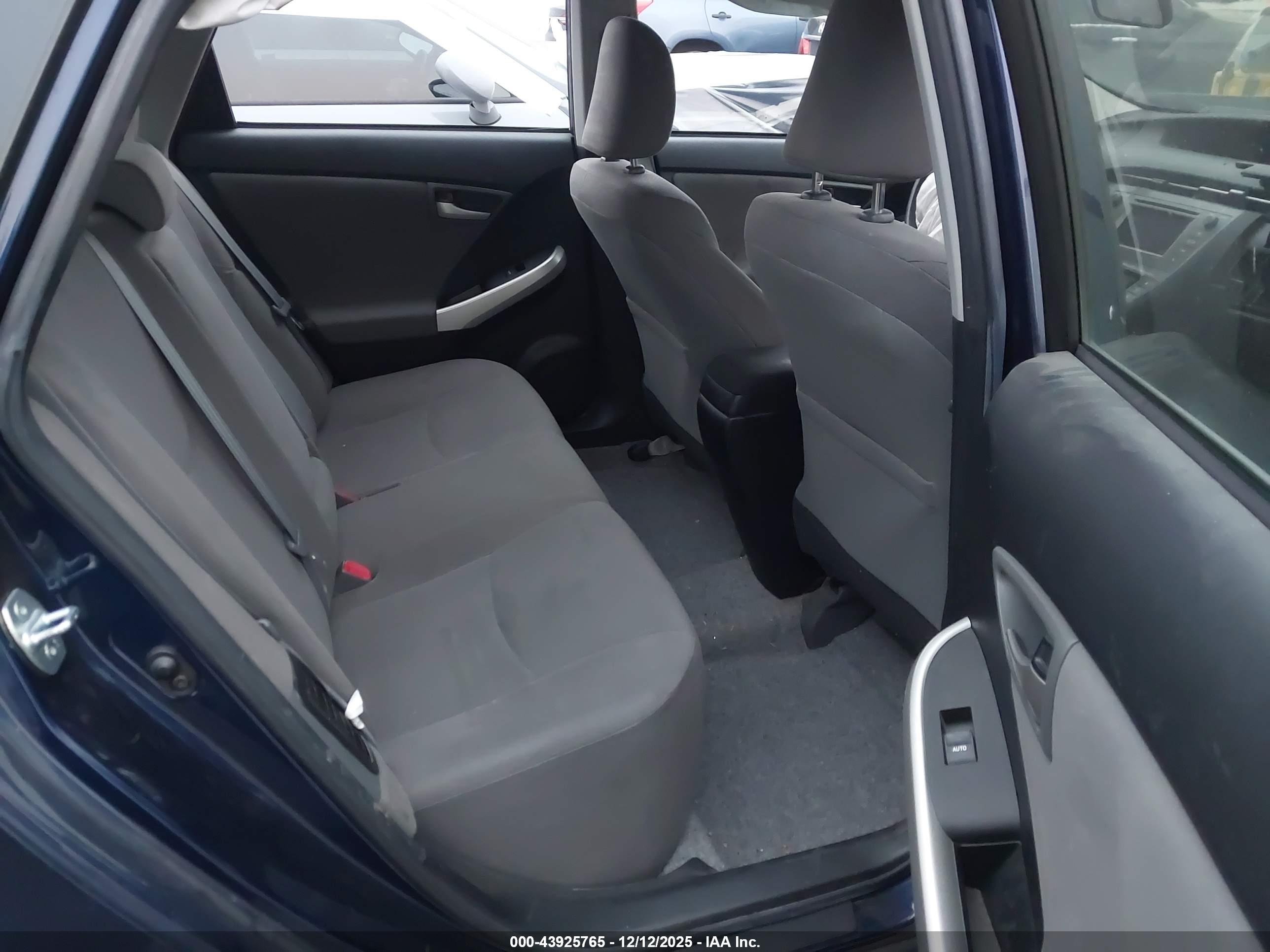 TOYOTA PRIUS image 8