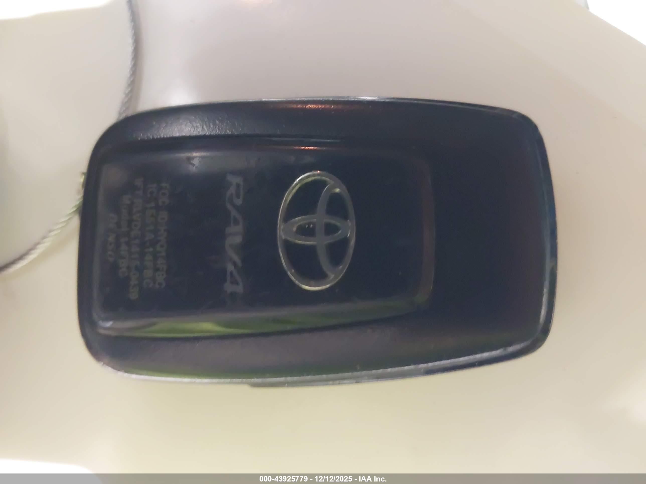 TOYOTA RAV4 image 11