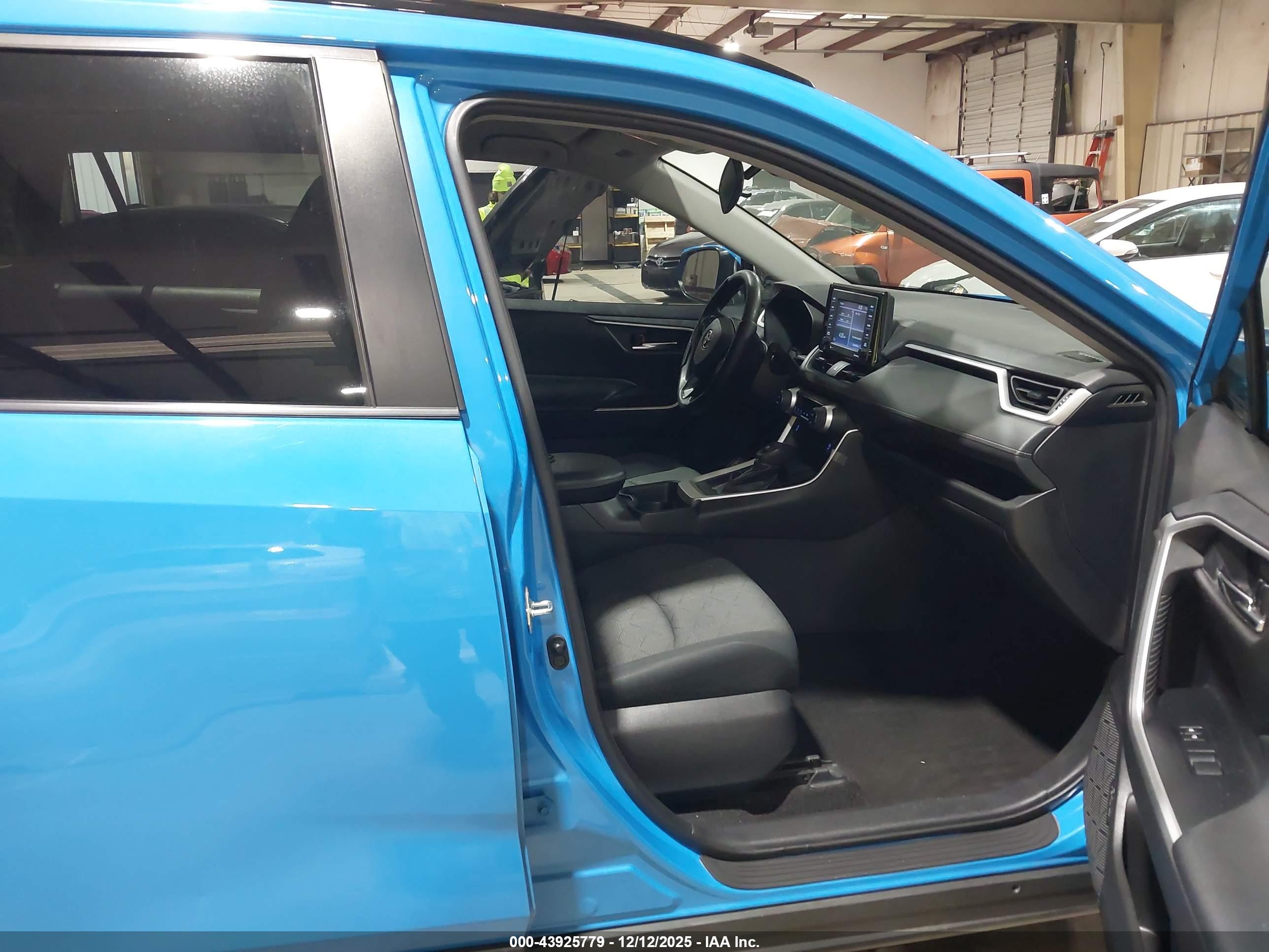 TOYOTA RAV4 image 5