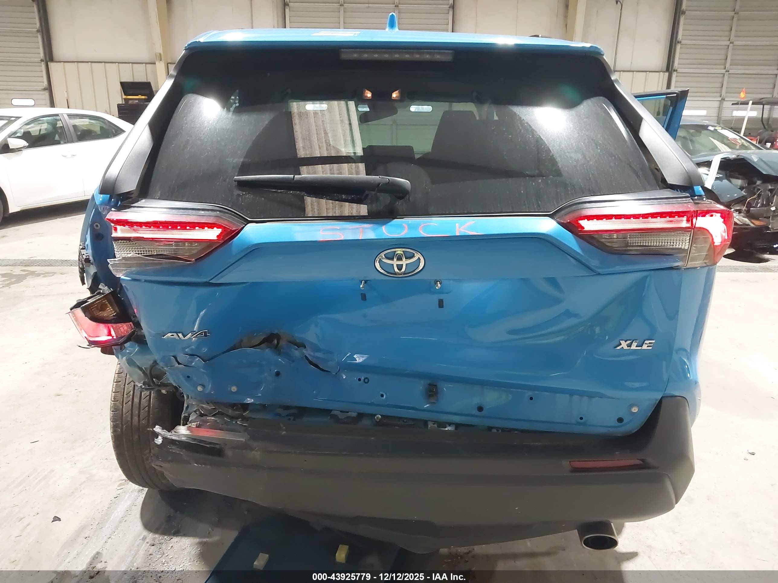 TOYOTA RAV4 image 6