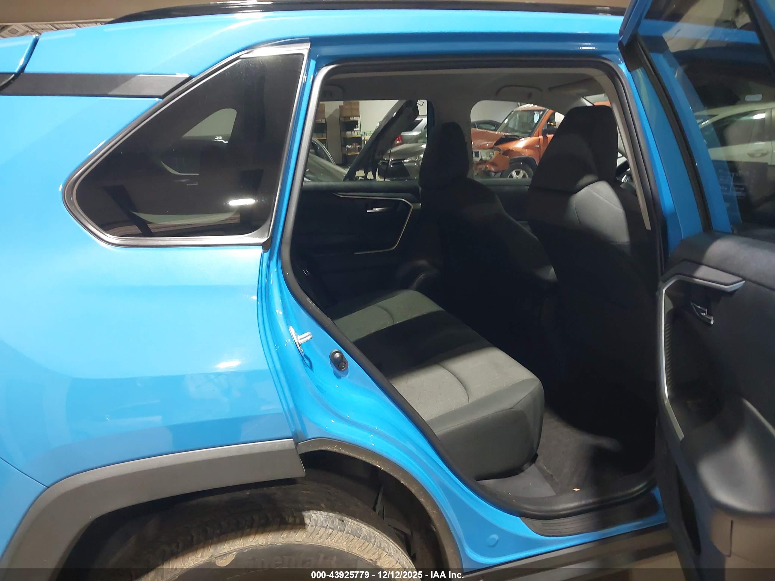 TOYOTA RAV4 image 8