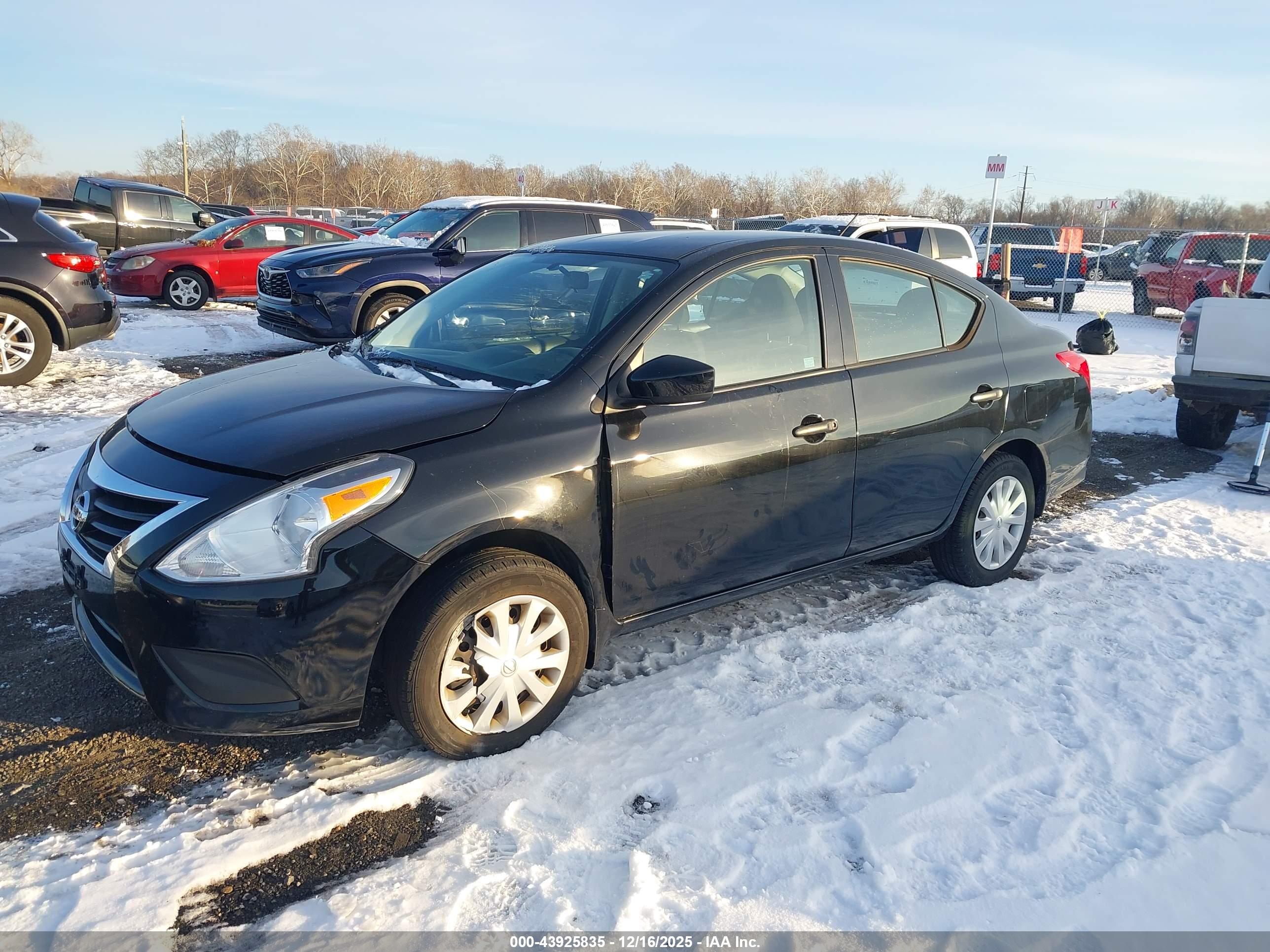 NISSAN VERSA image 2