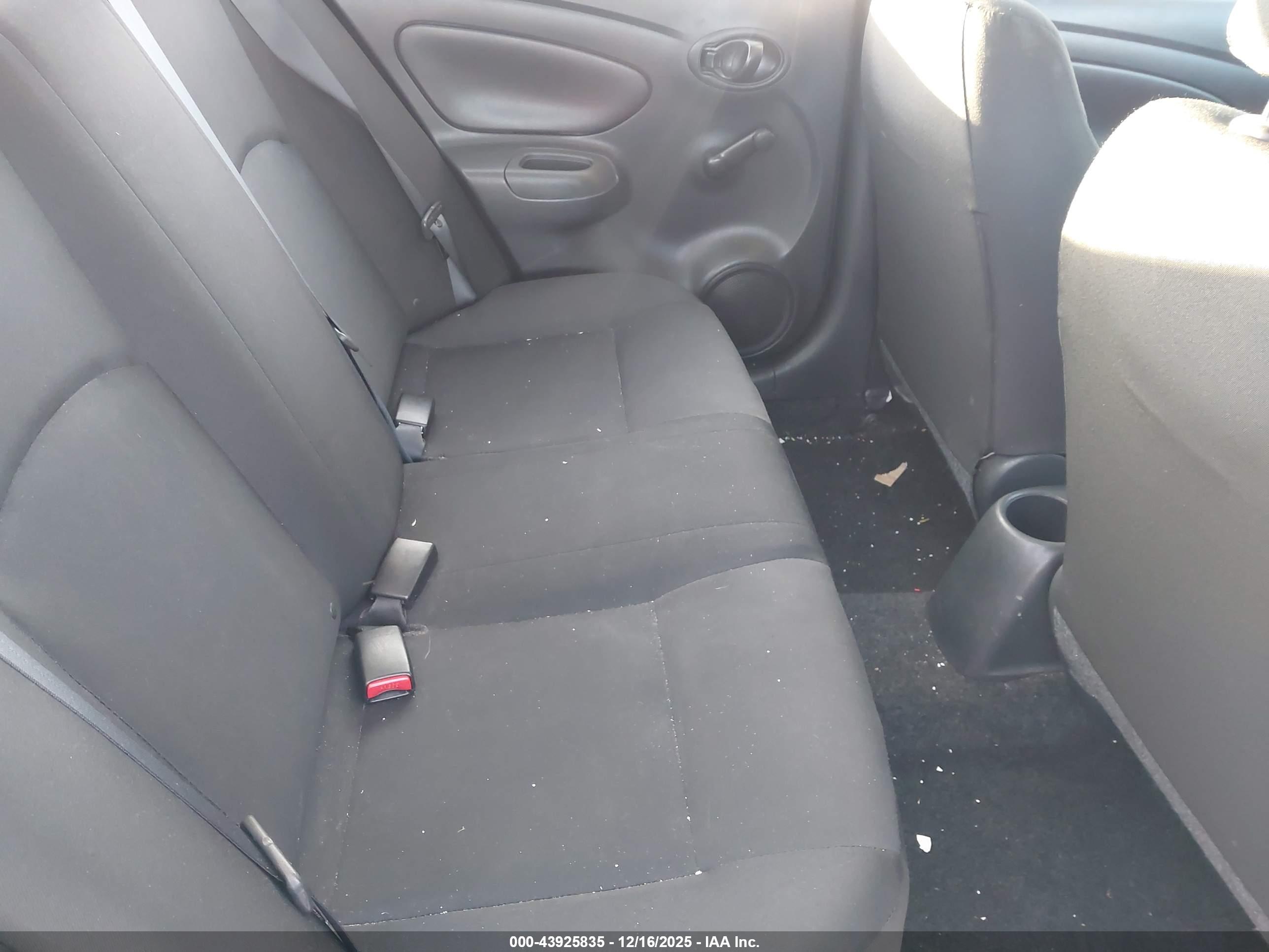 NISSAN VERSA image 8