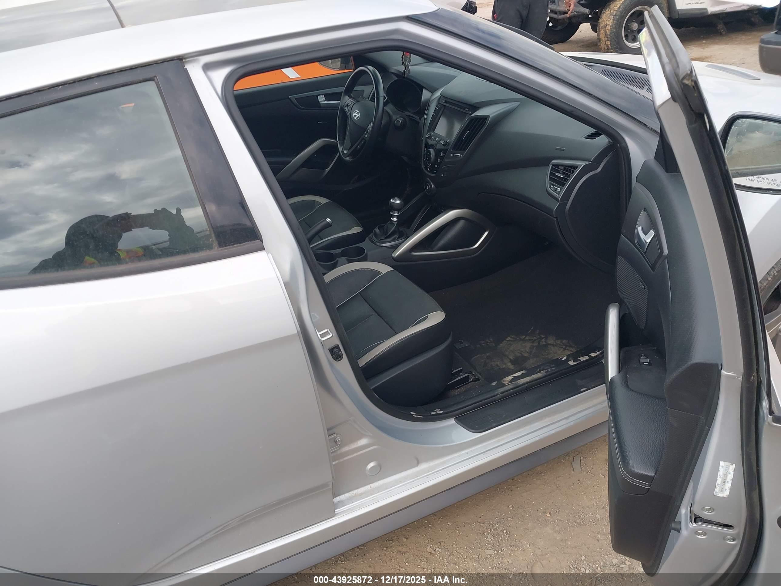 HYUNDAI VELOSTER image 5