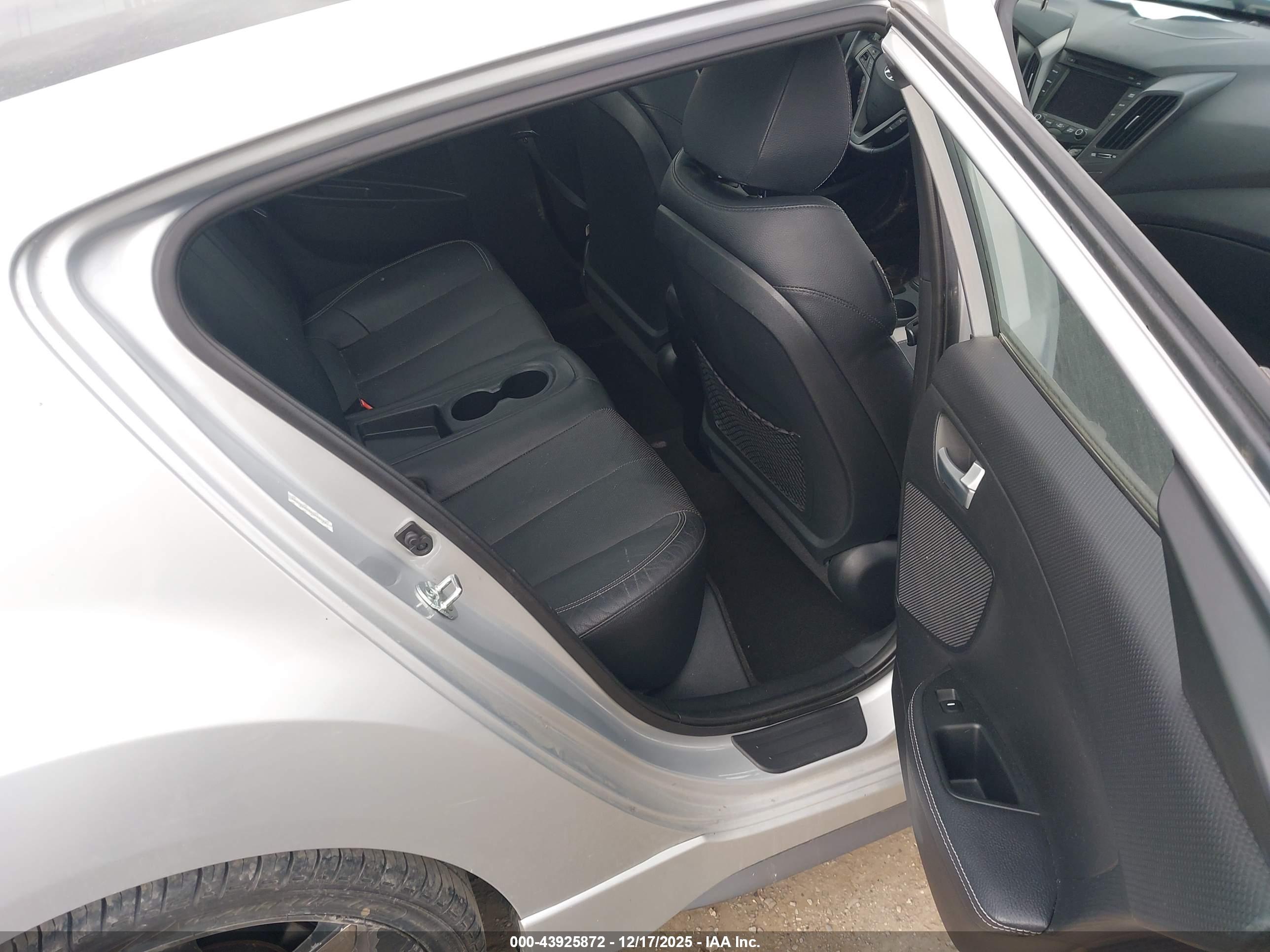 HYUNDAI VELOSTER image 8