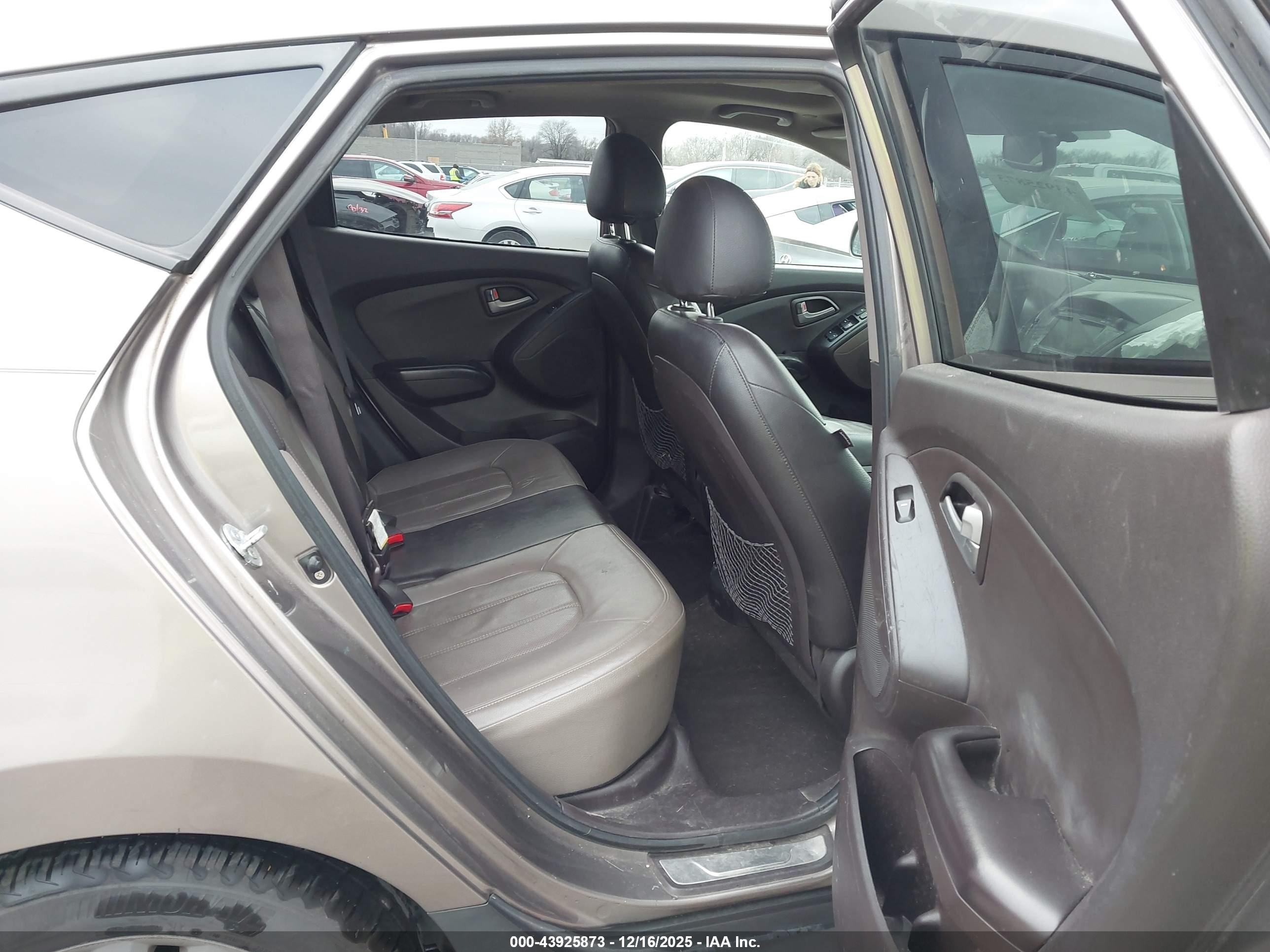 HYUNDAI TUCSON image 8