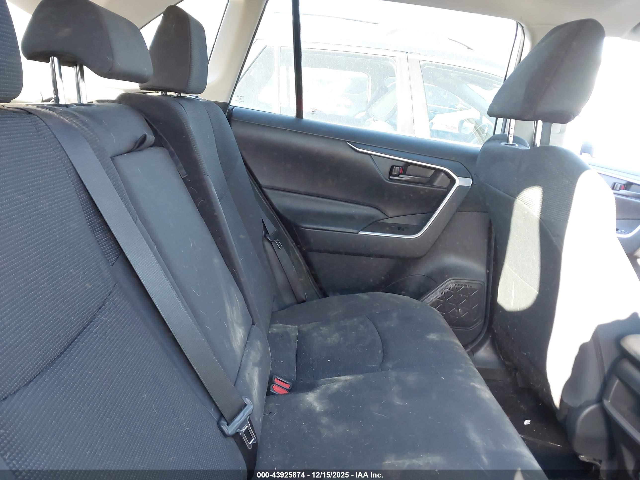 TOYOTA RAV4 image 8