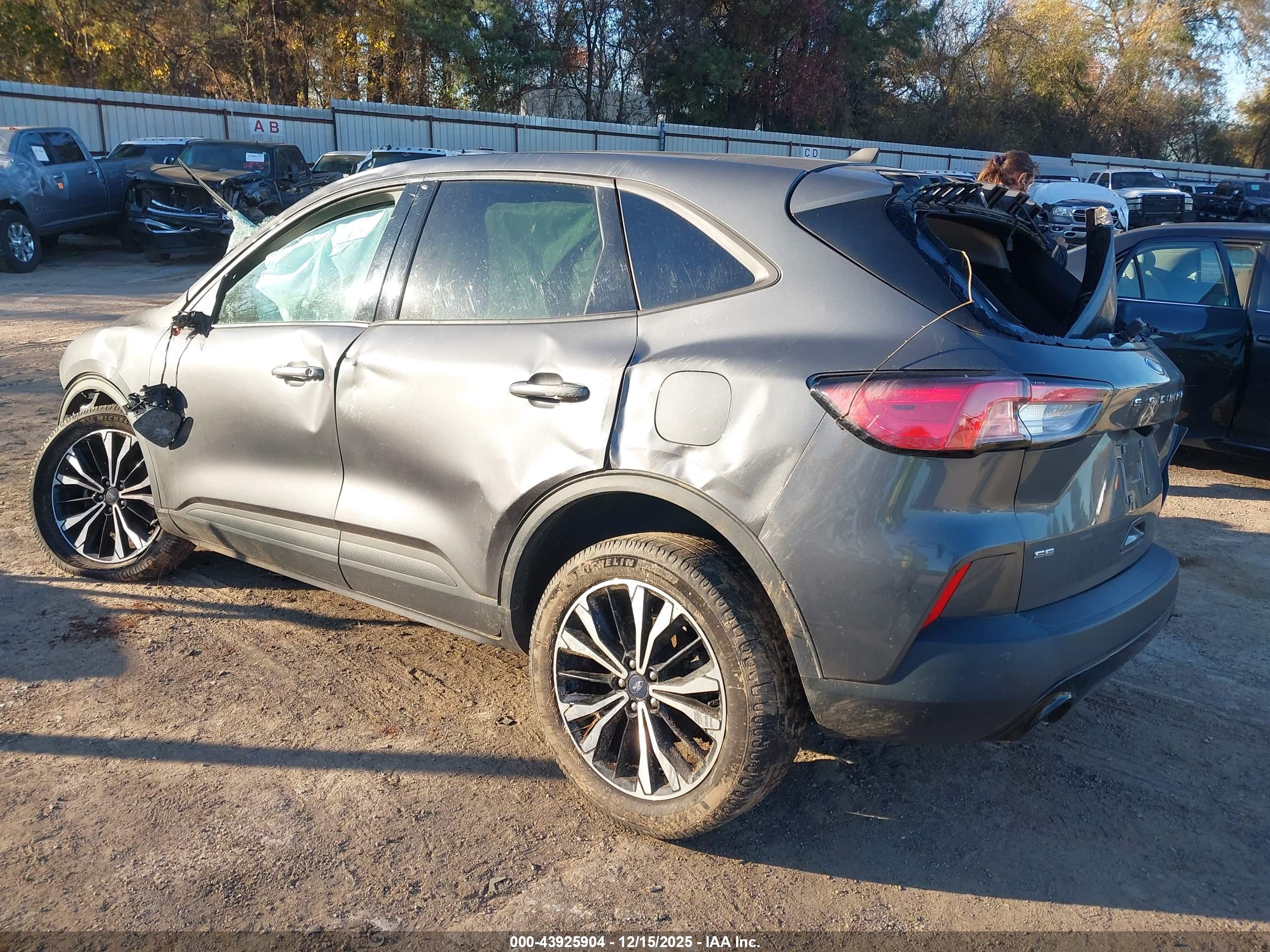FORD ESCAPE image 3