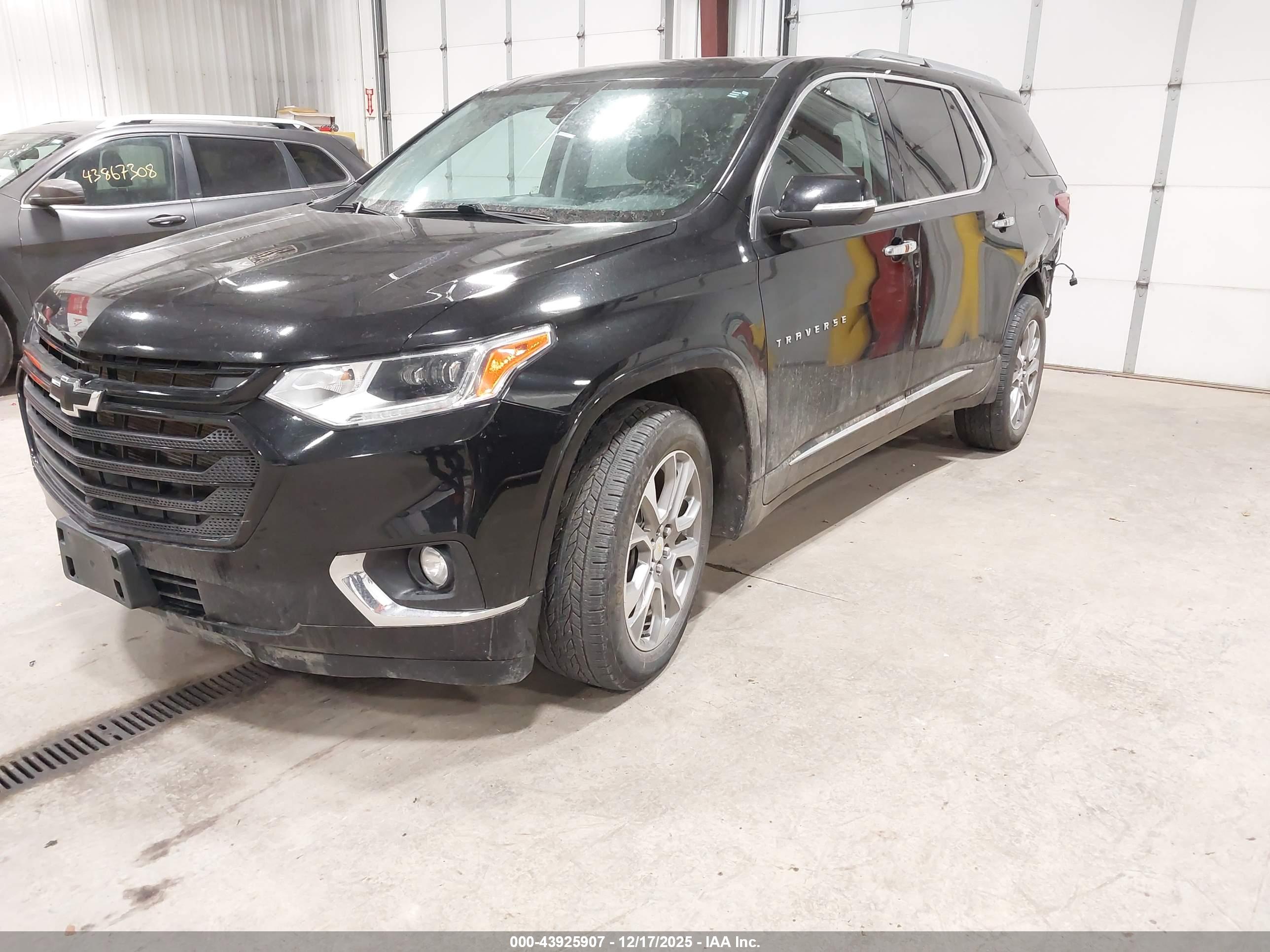 CHEVROLET TRAVERSE image 2