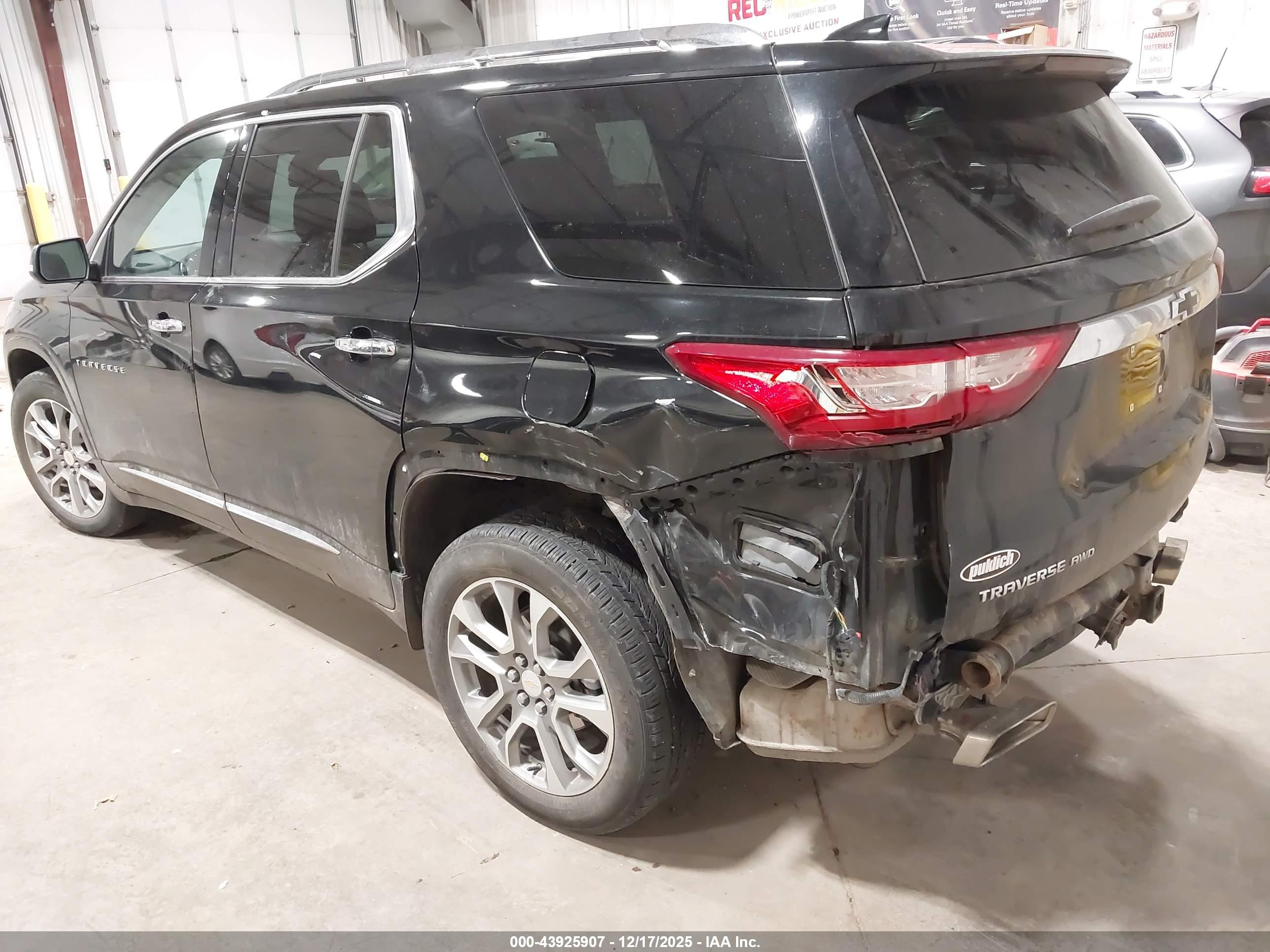 CHEVROLET TRAVERSE image 3
