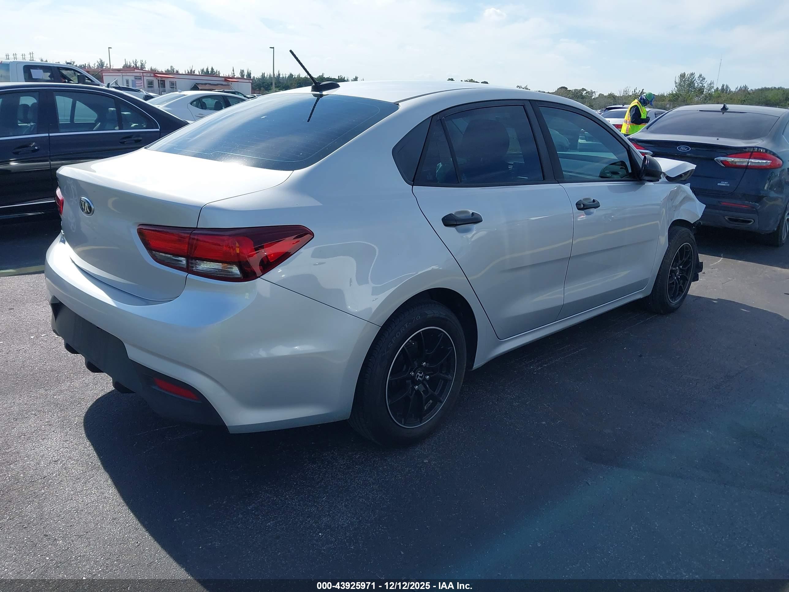 KIA RIO image 4