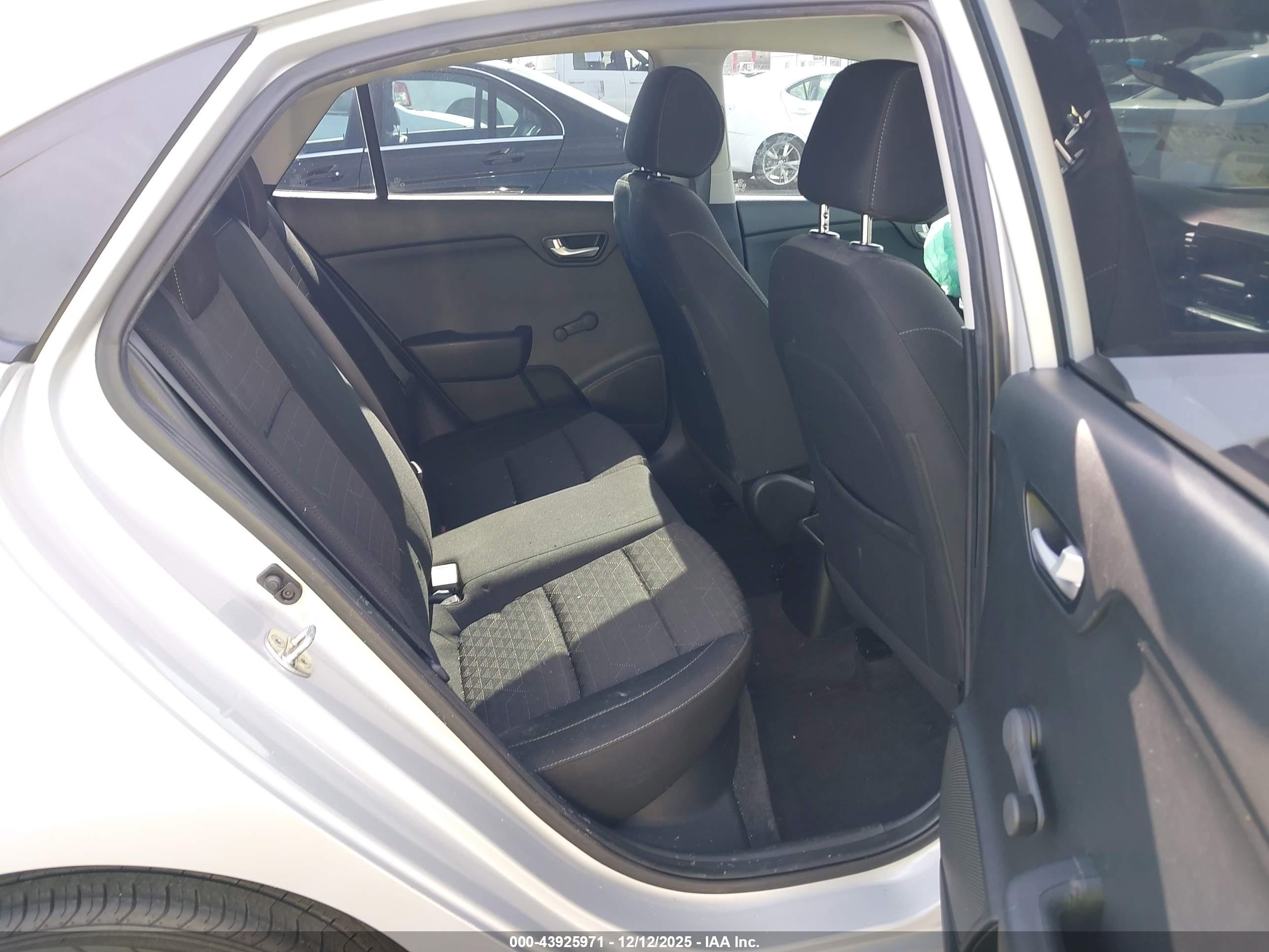 KIA RIO image 8