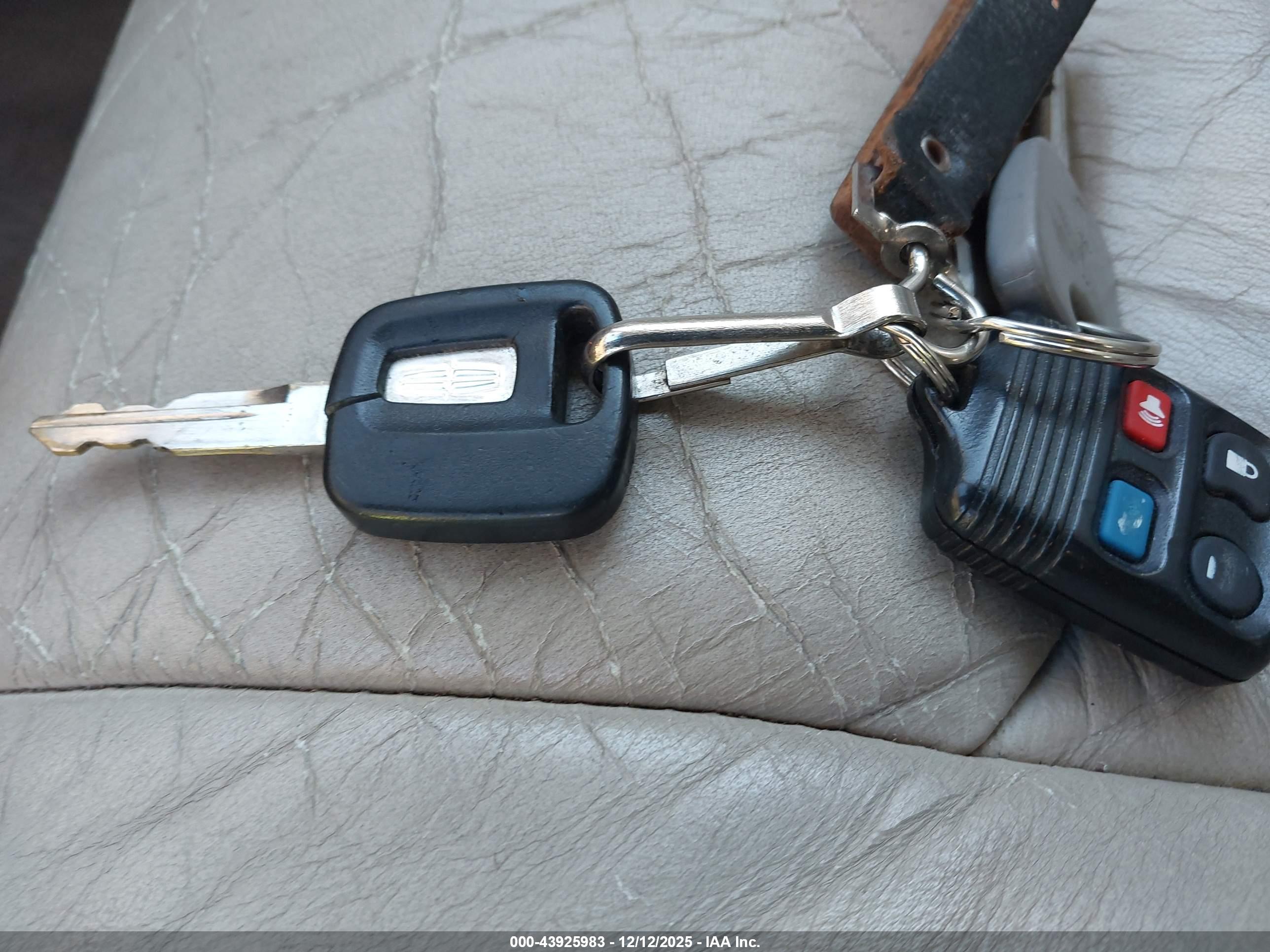 LINCOLN TOWN image 11