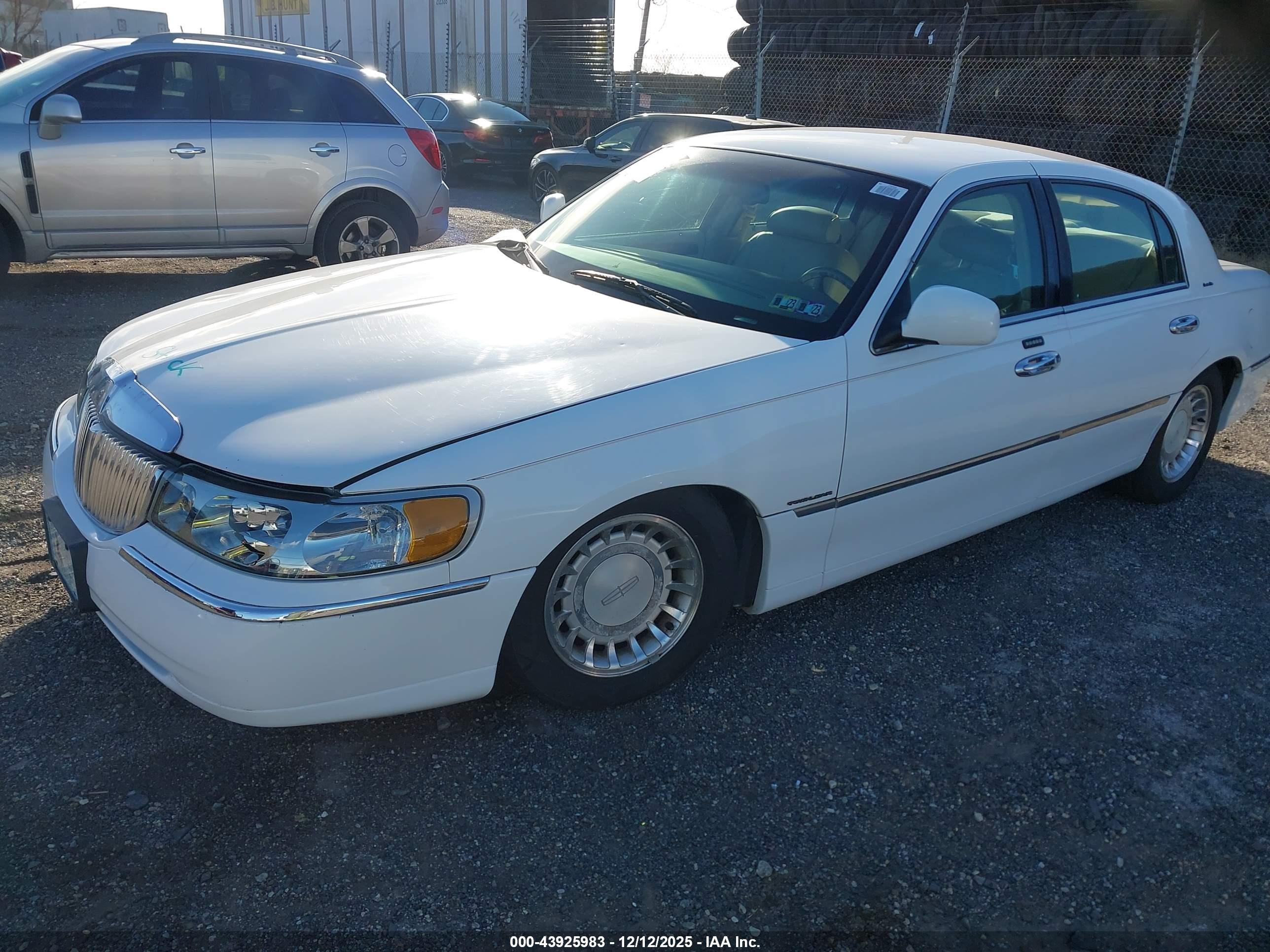 LINCOLN TOWN image 2