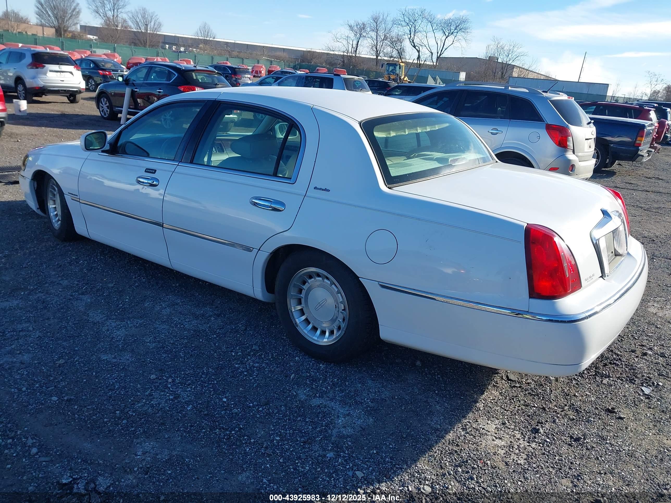 LINCOLN TOWN image 3