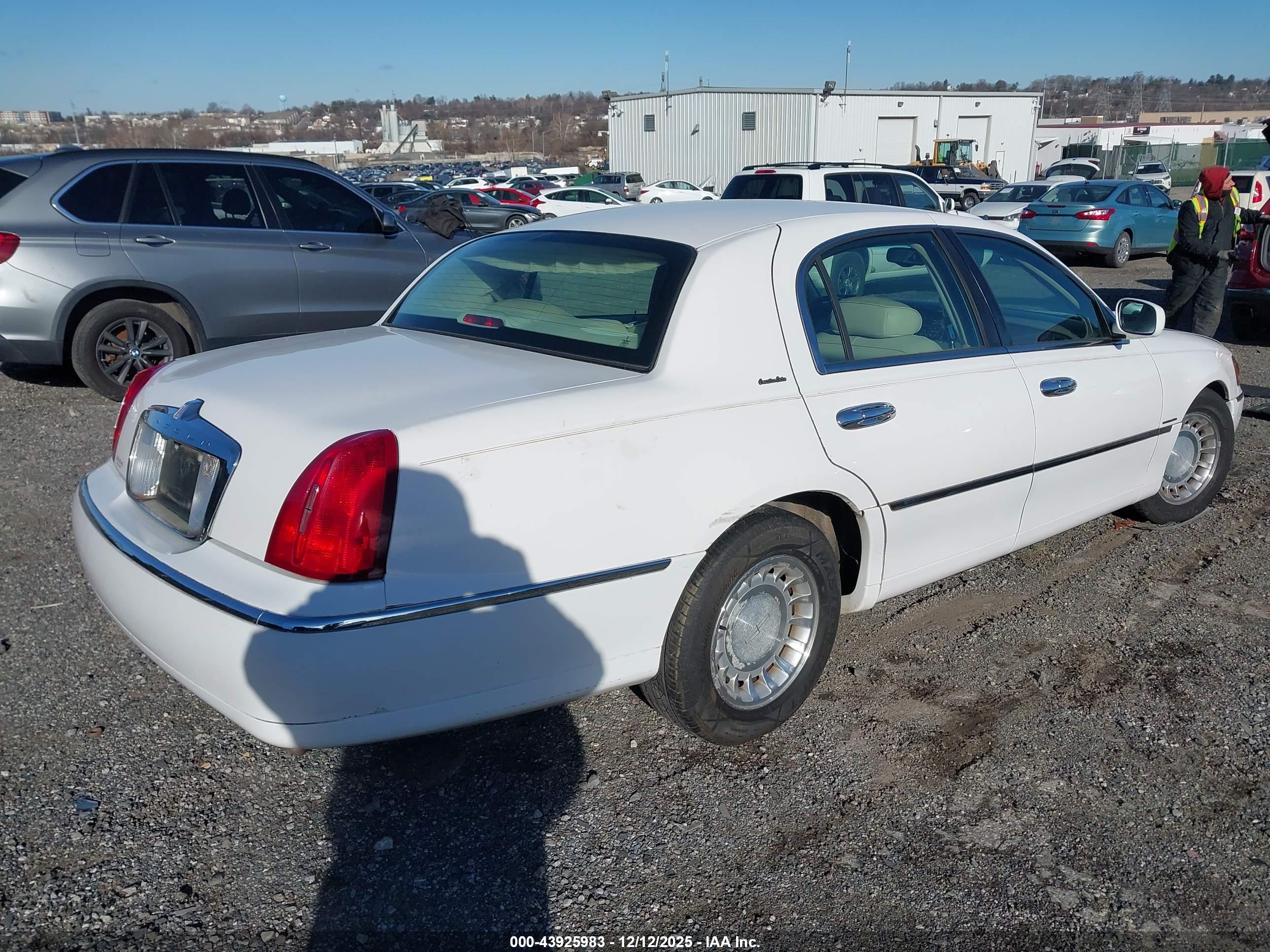 LINCOLN TOWN image 4