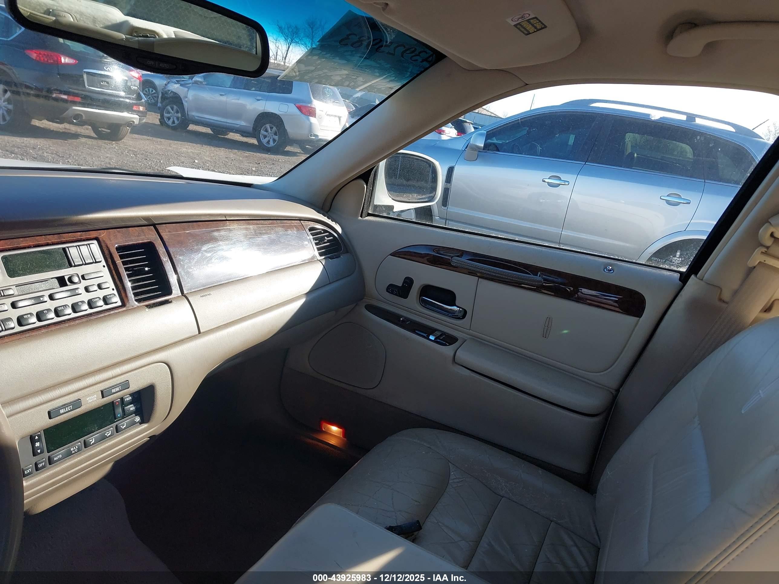 LINCOLN TOWN image 5