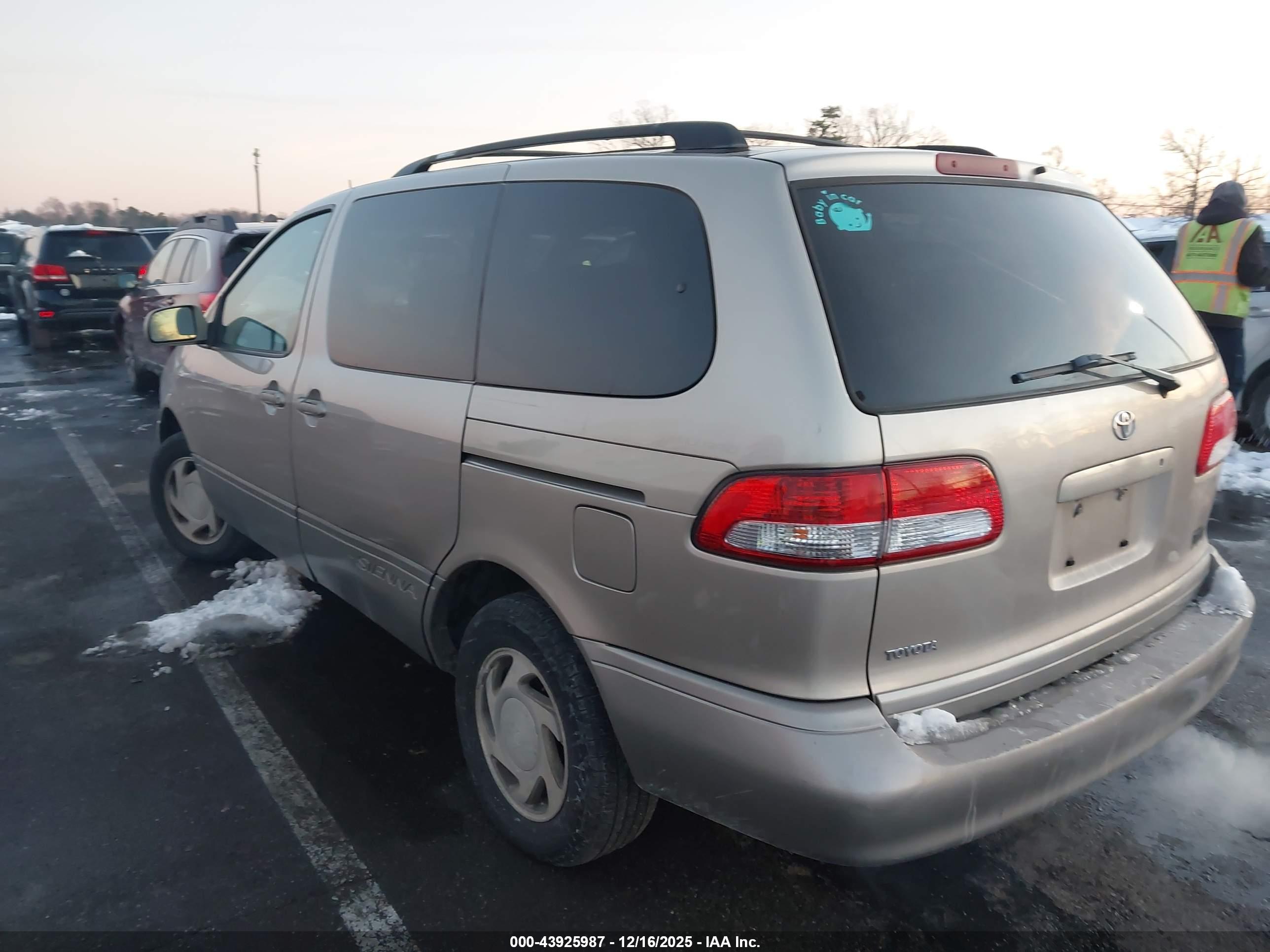 TOYOTA SIENNA image 3