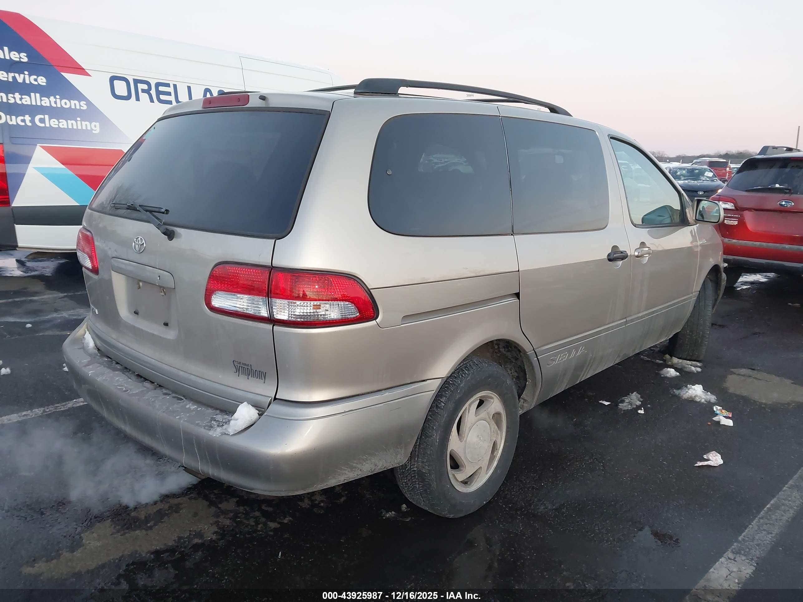TOYOTA SIENNA image 4