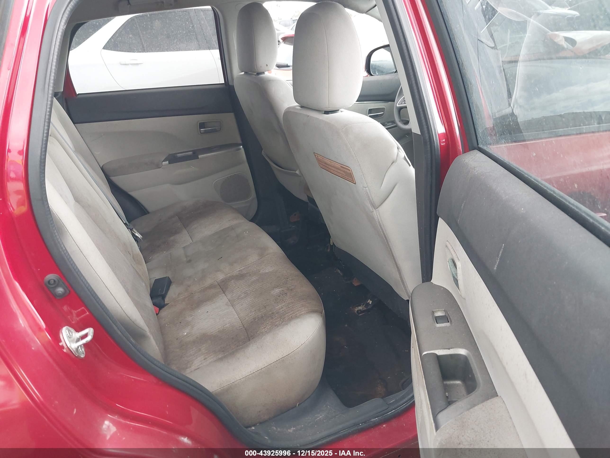 MITSUBISHI OUTLANDER image 8