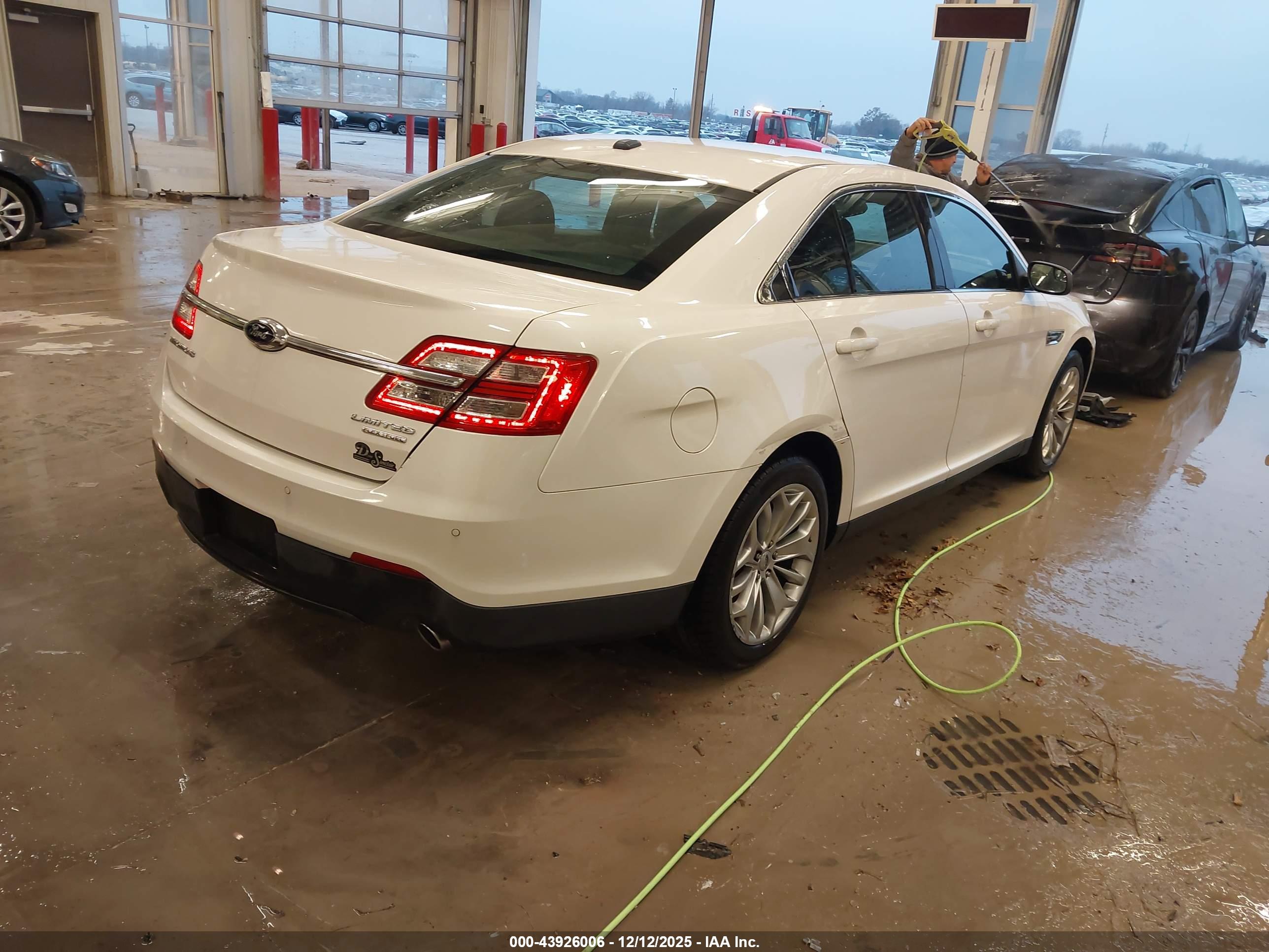 FORD TAURUS image 4