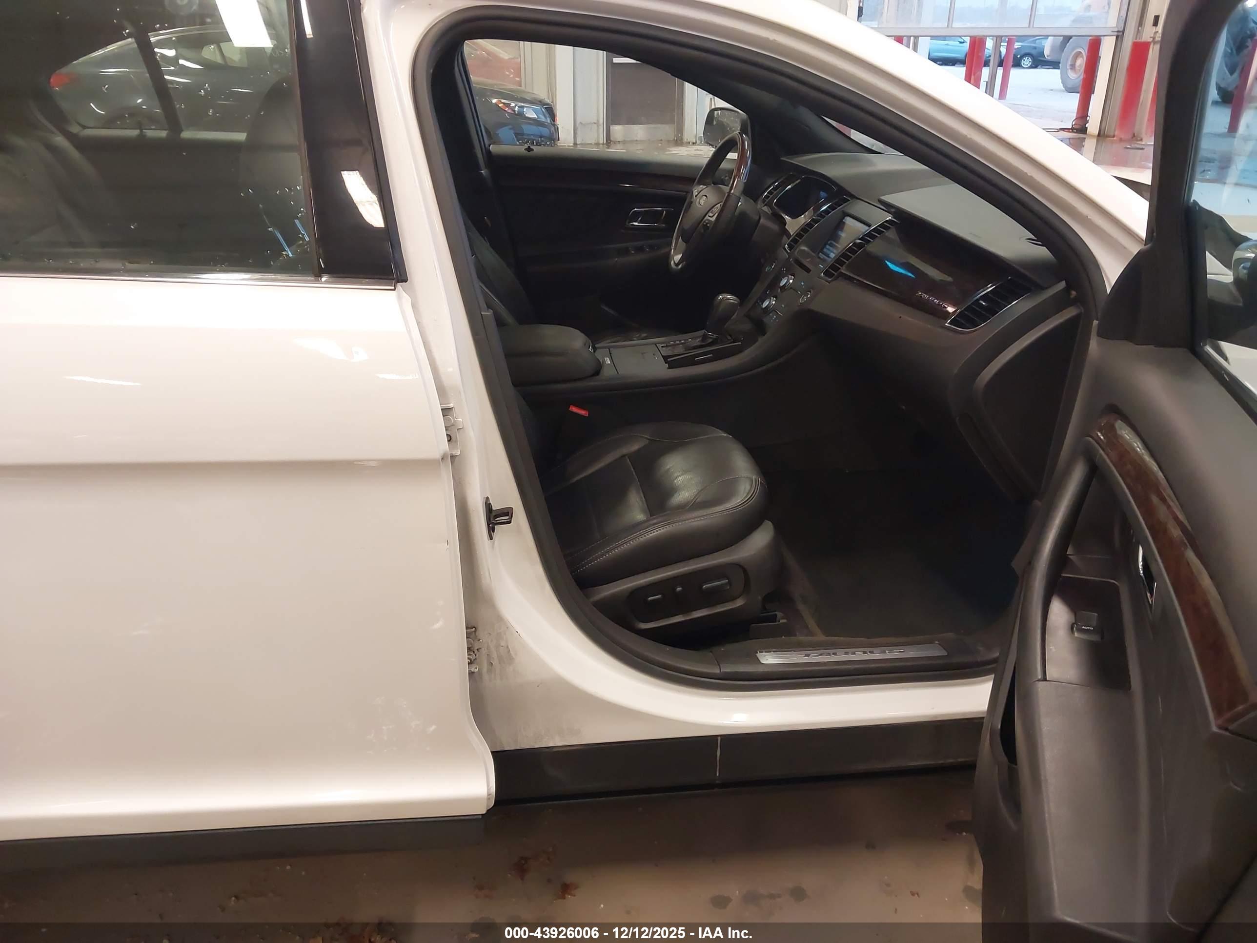 FORD TAURUS image 5