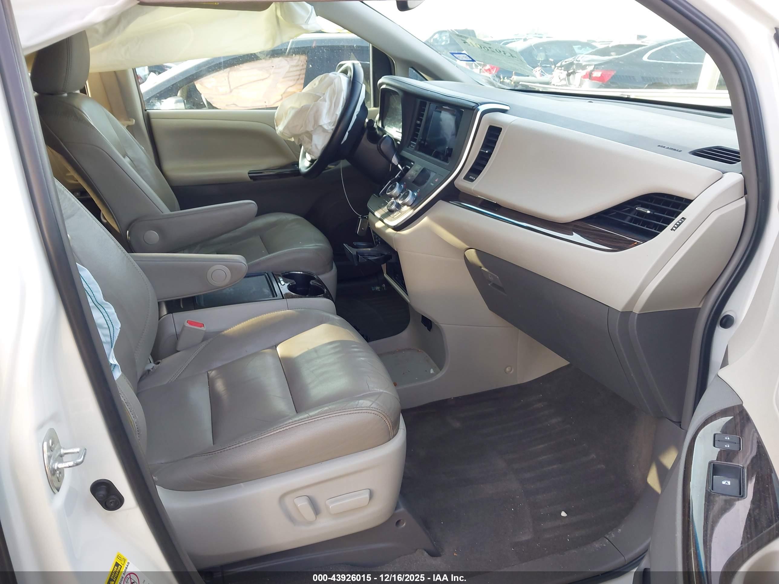 TOYOTA SIENNA image 5