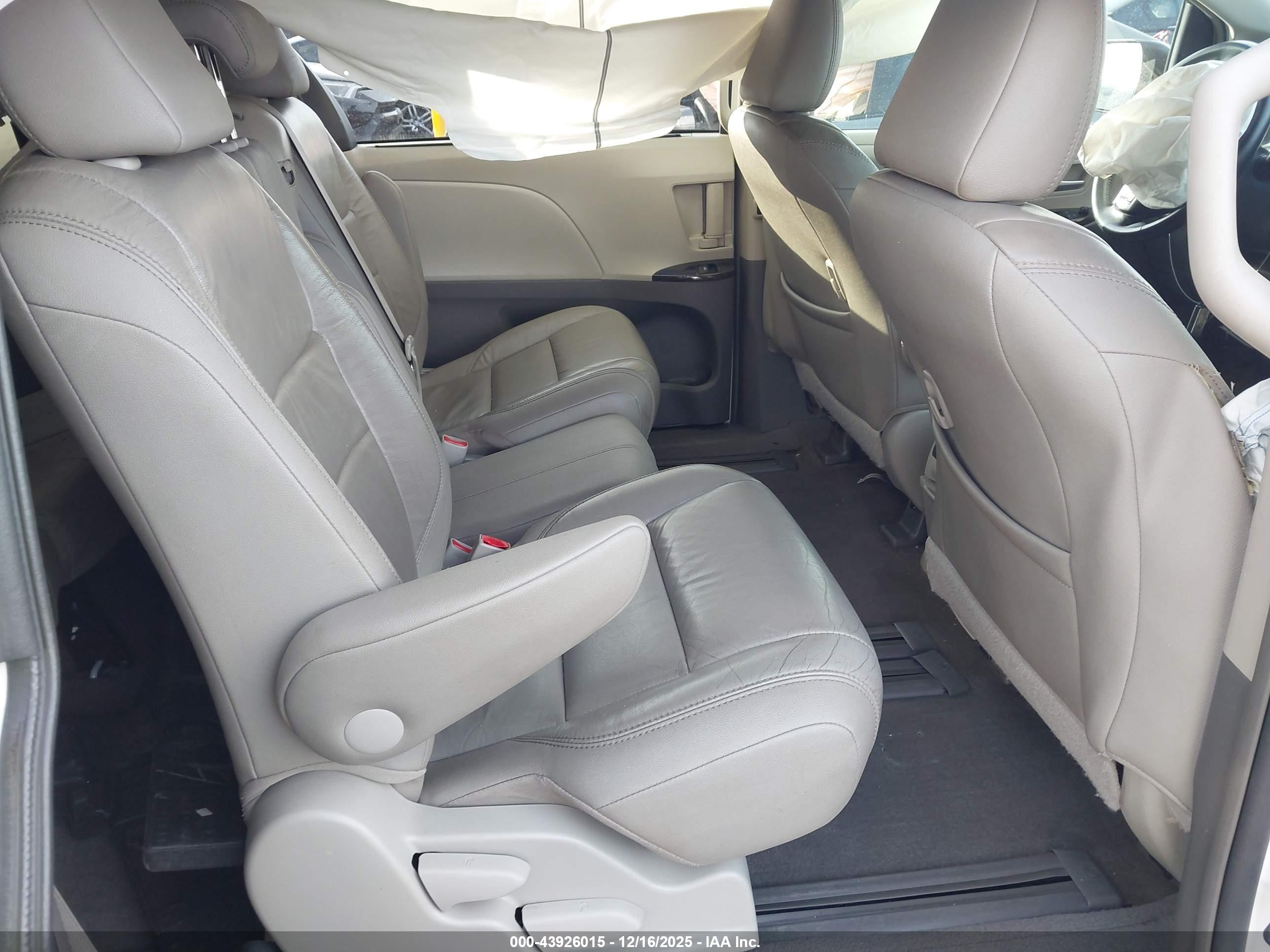 TOYOTA SIENNA image 8