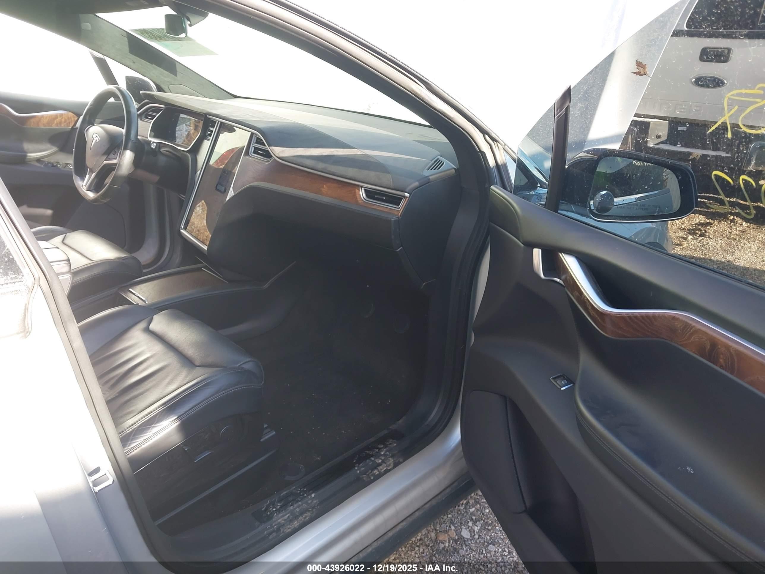 TESLA MODEL image 5