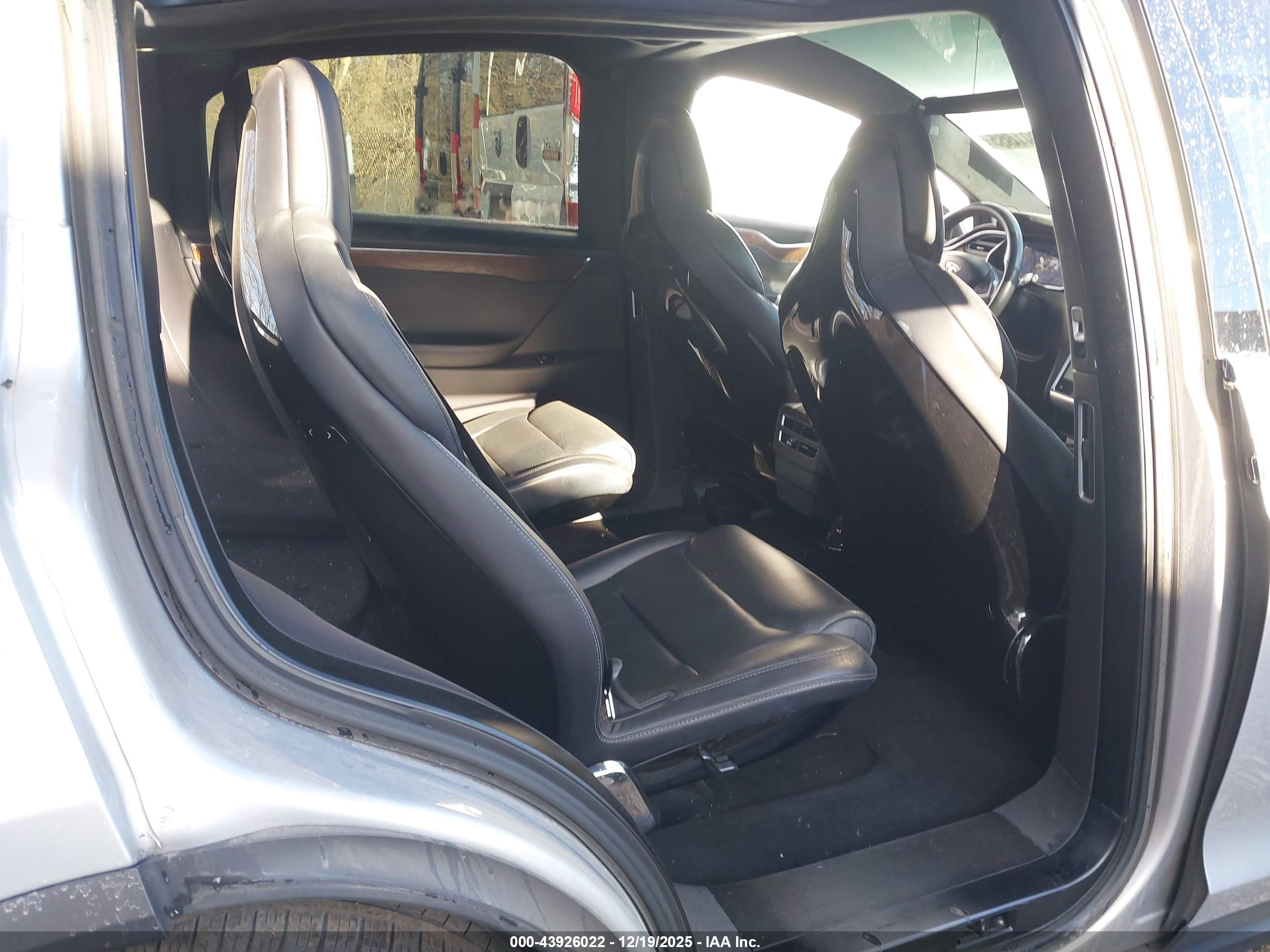 TESLA MODEL image 8