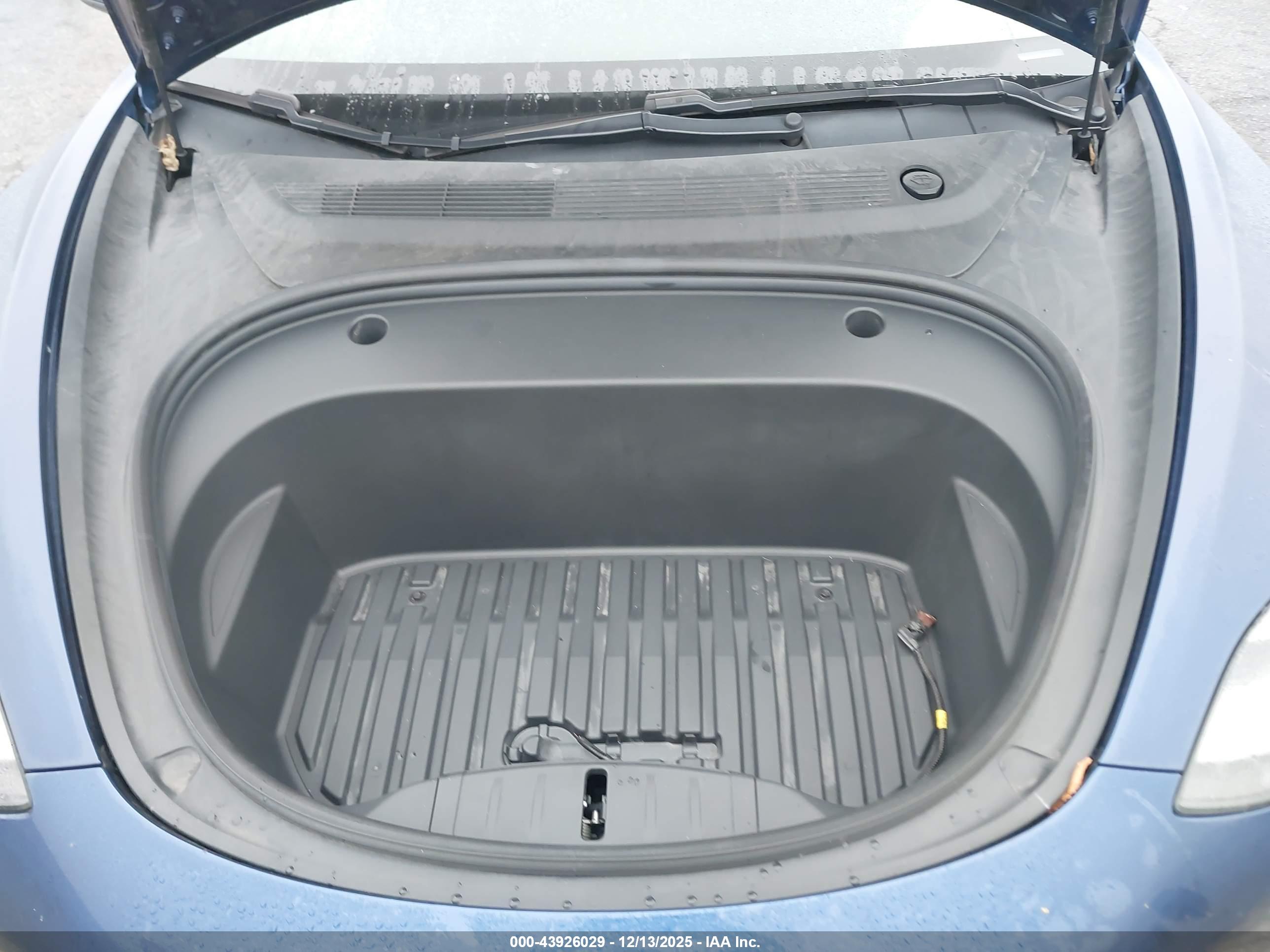TESLA MODEL image 10