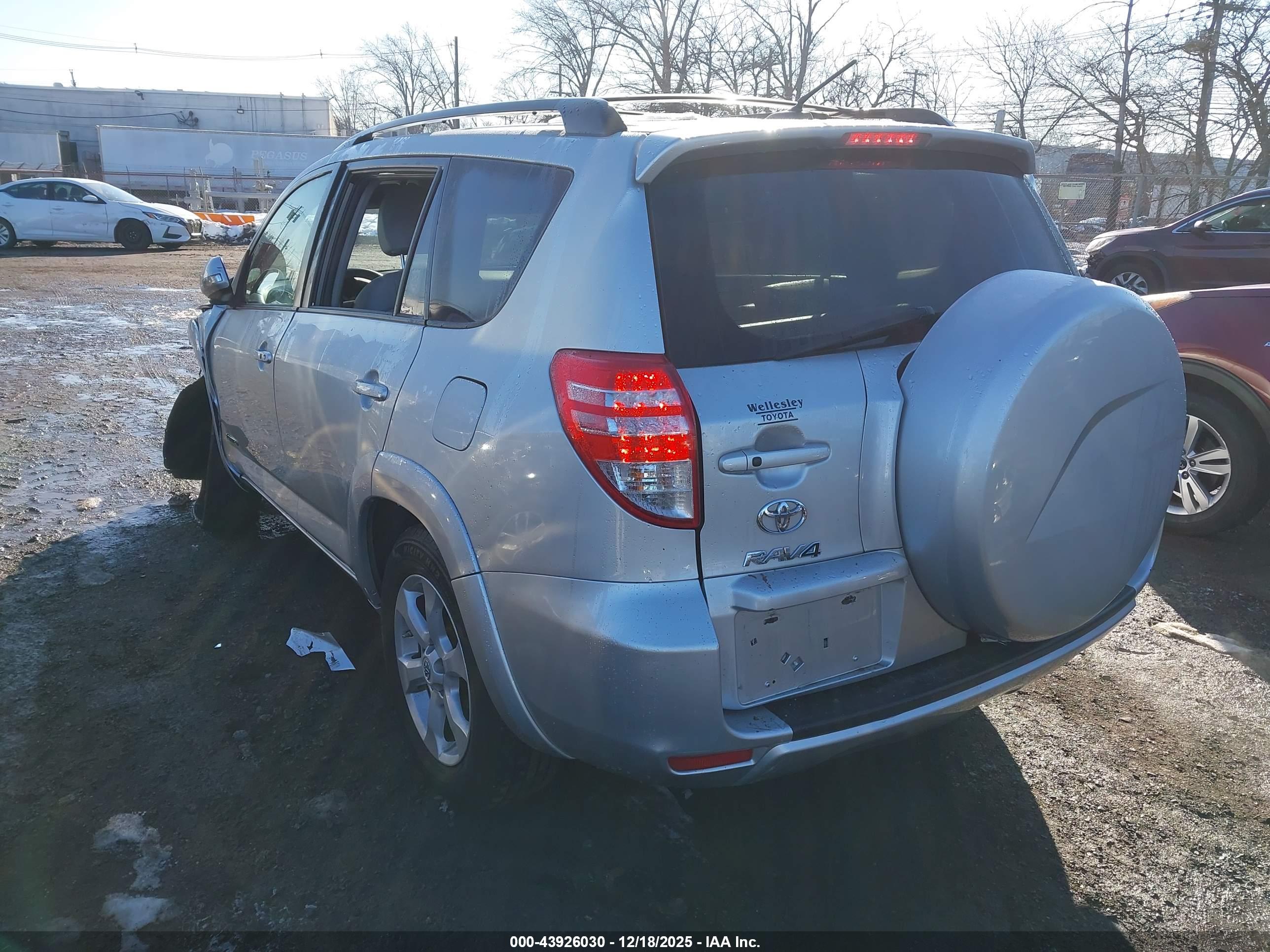 TOYOTA RAV4 image 3