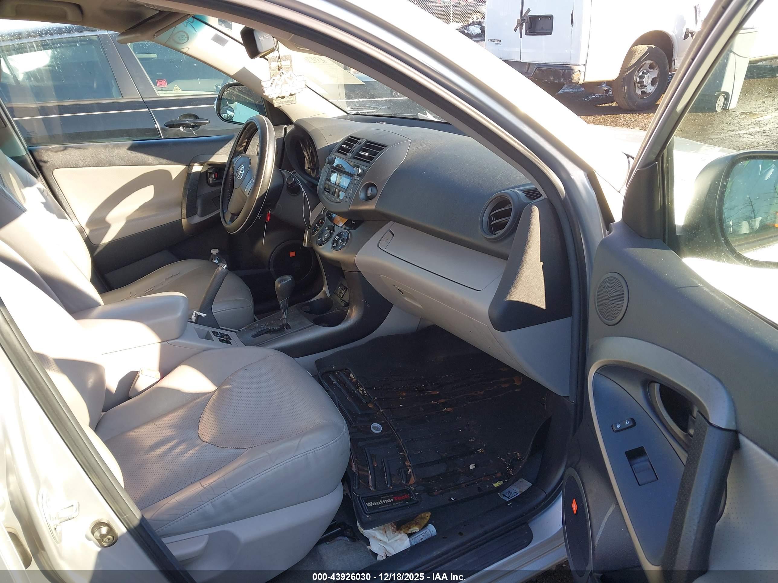 TOYOTA RAV4 image 5