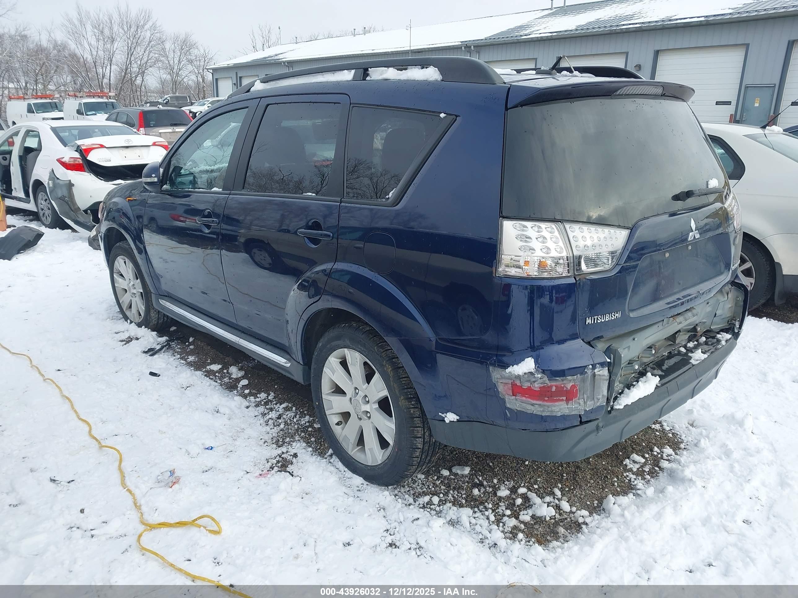MITSUBISHI OUTLANDER image 3