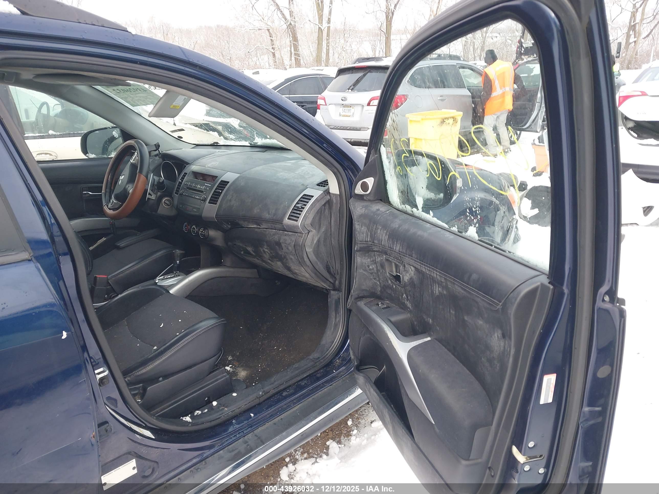 MITSUBISHI OUTLANDER image 5