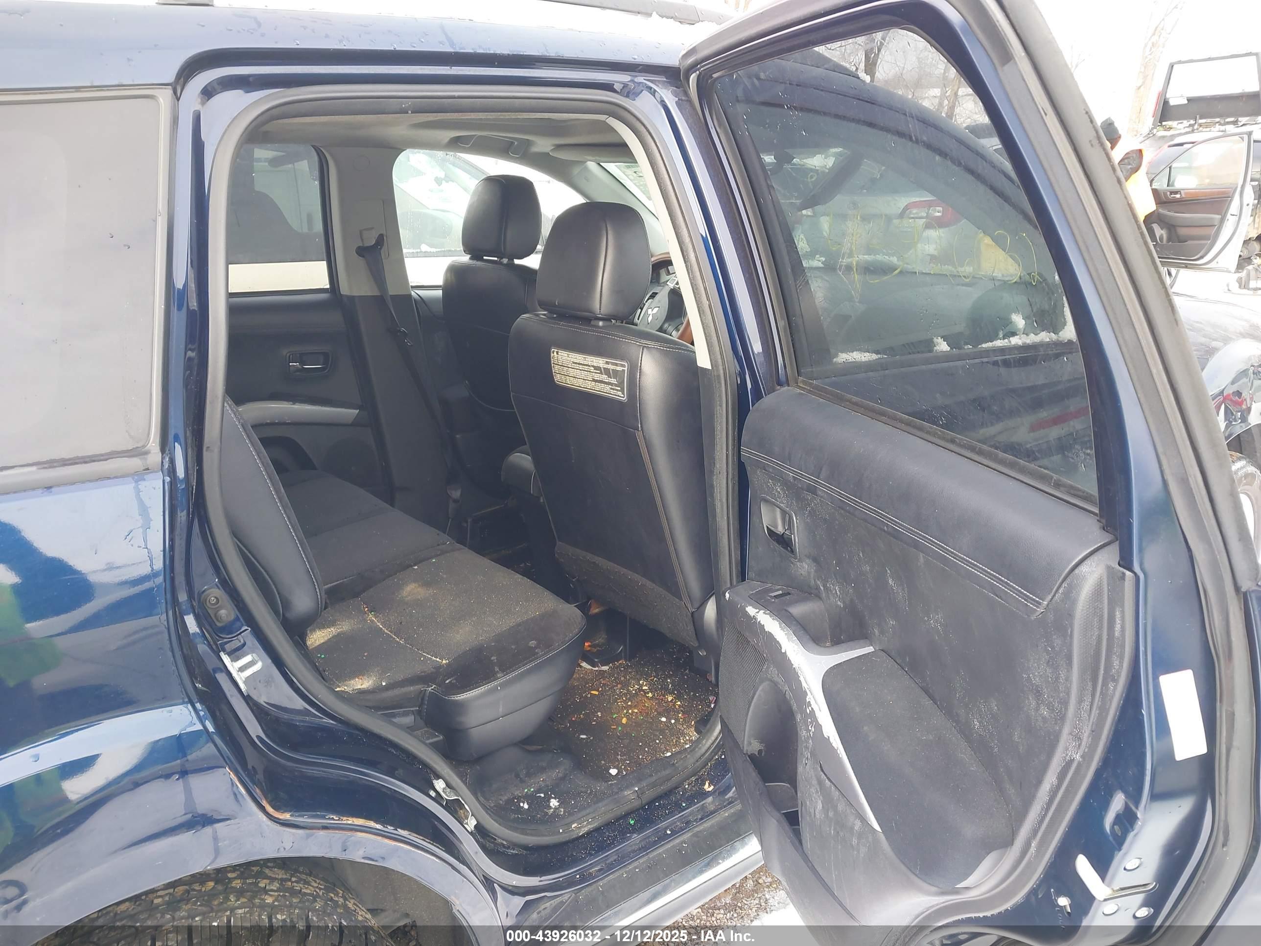 MITSUBISHI OUTLANDER image 8