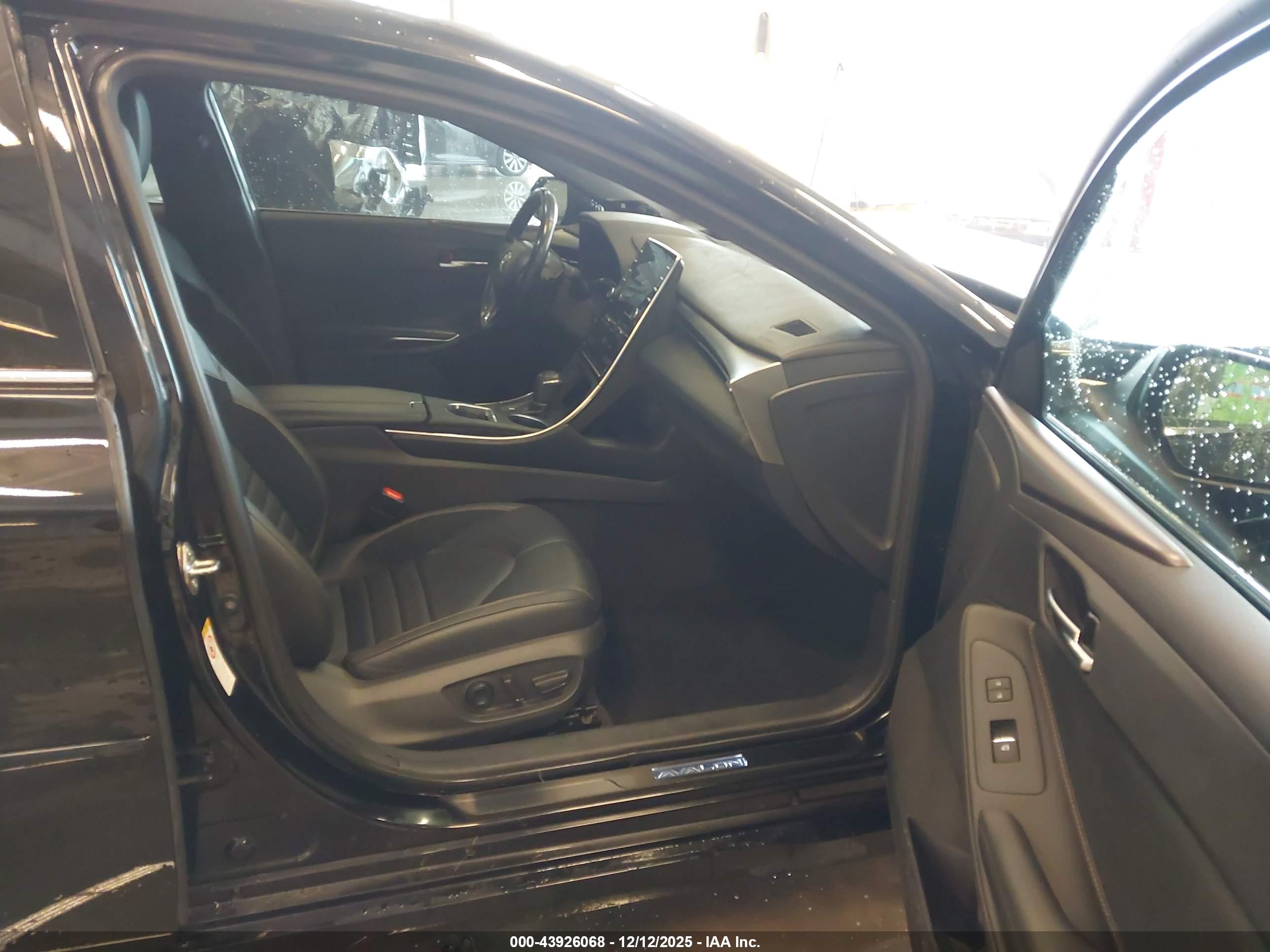TOYOTA AVALON image 5