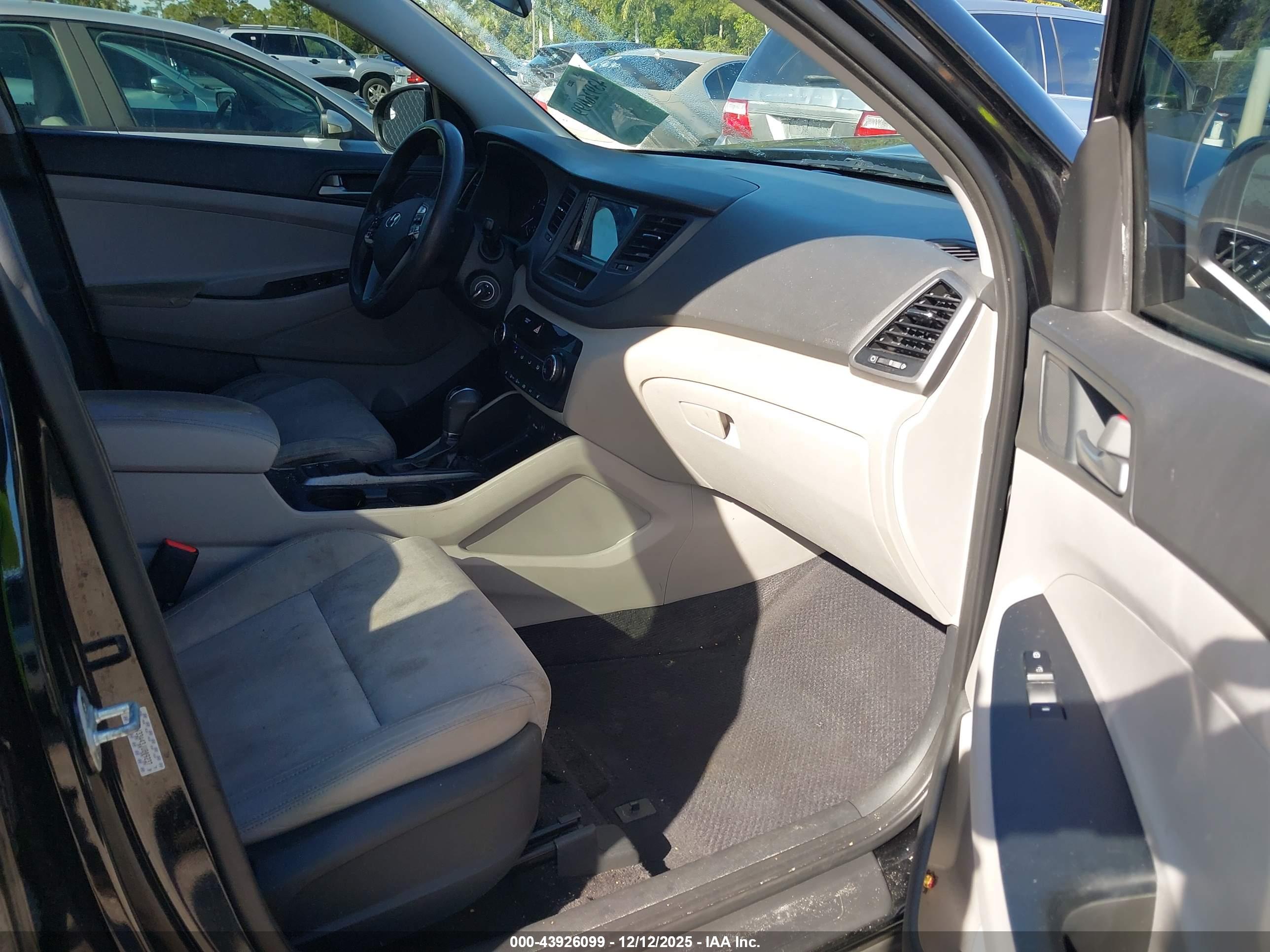 HYUNDAI TUCSON image 5
