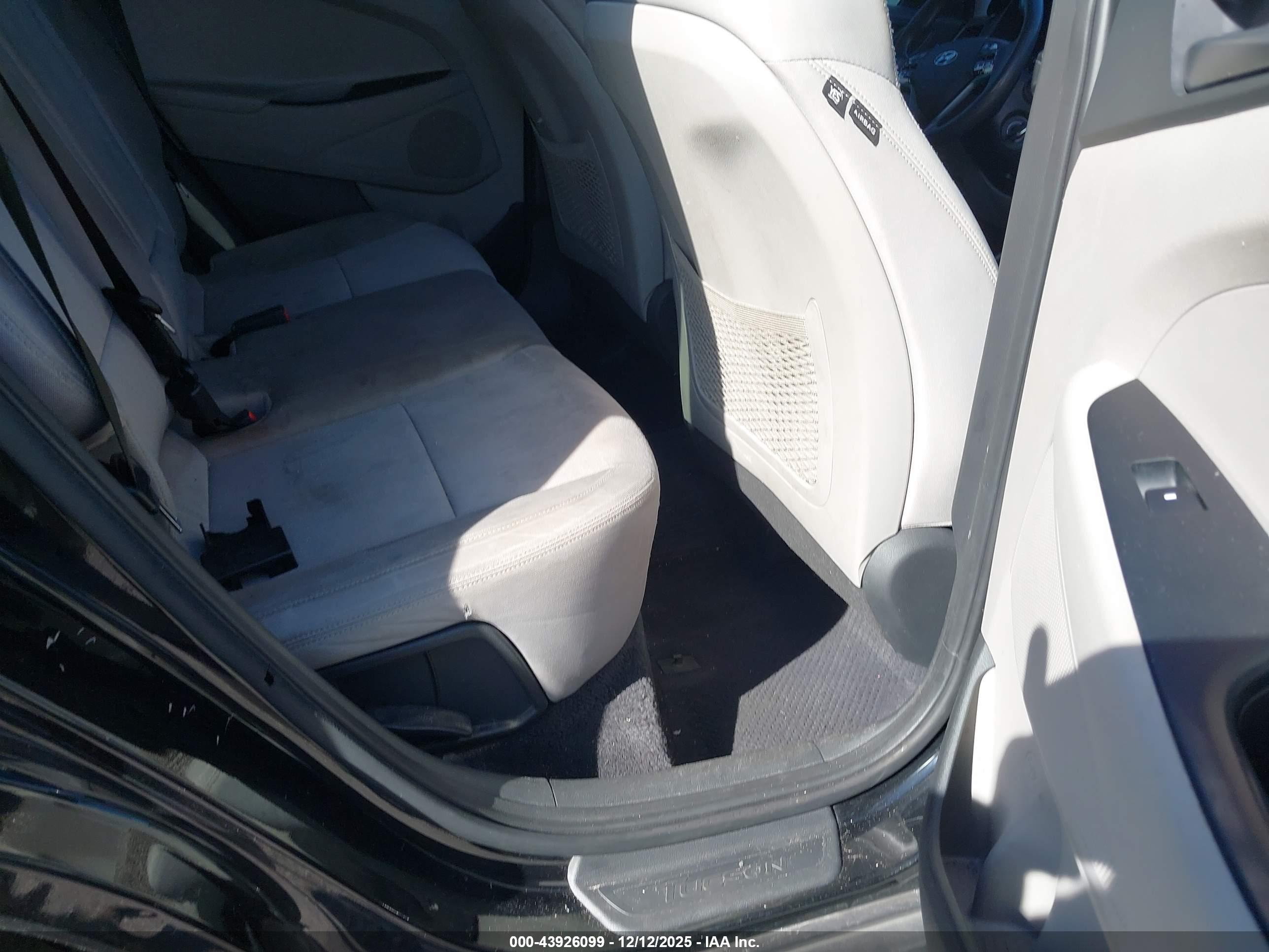 HYUNDAI TUCSON image 8
