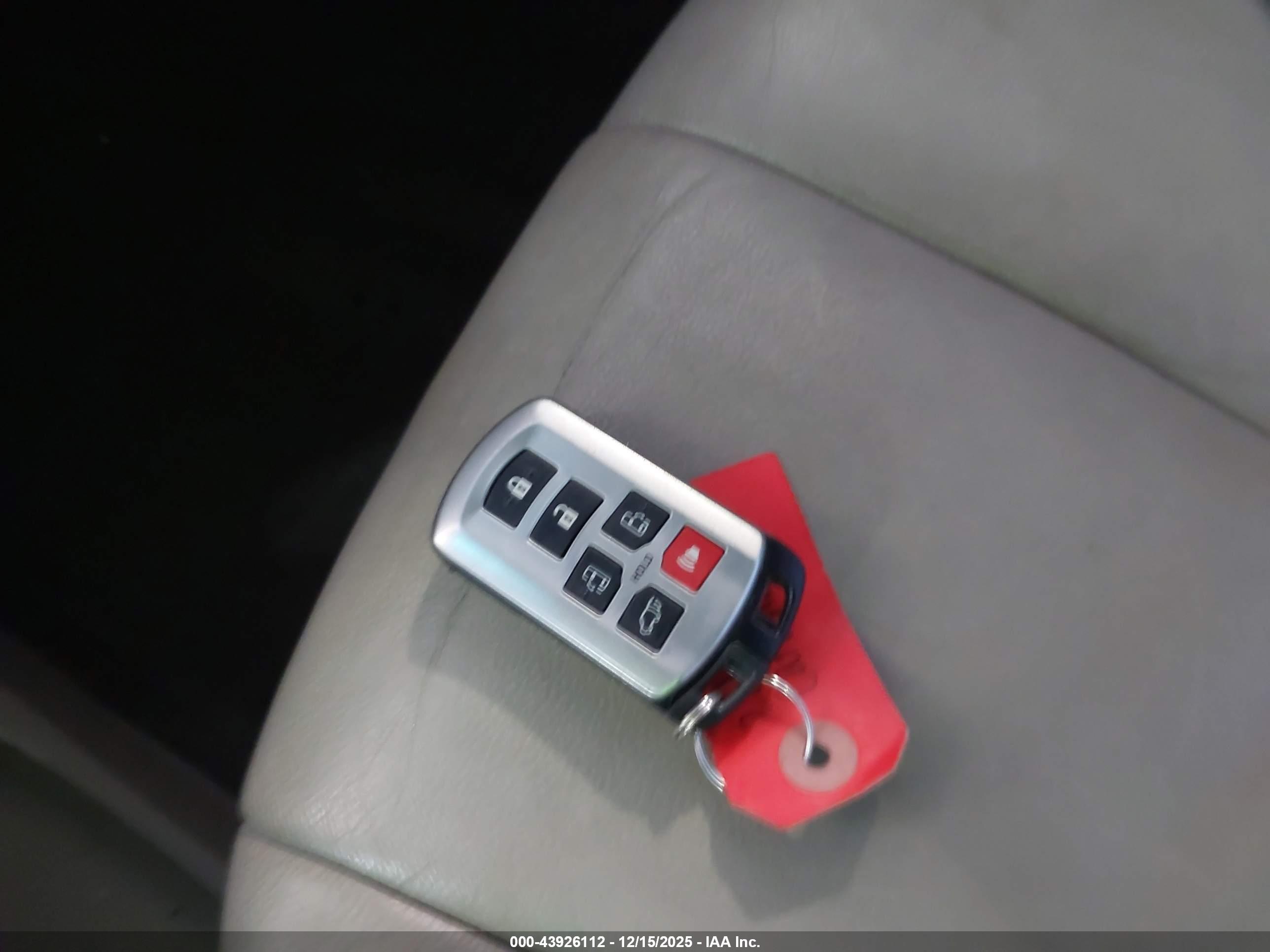 TOYOTA SIENNA image 11