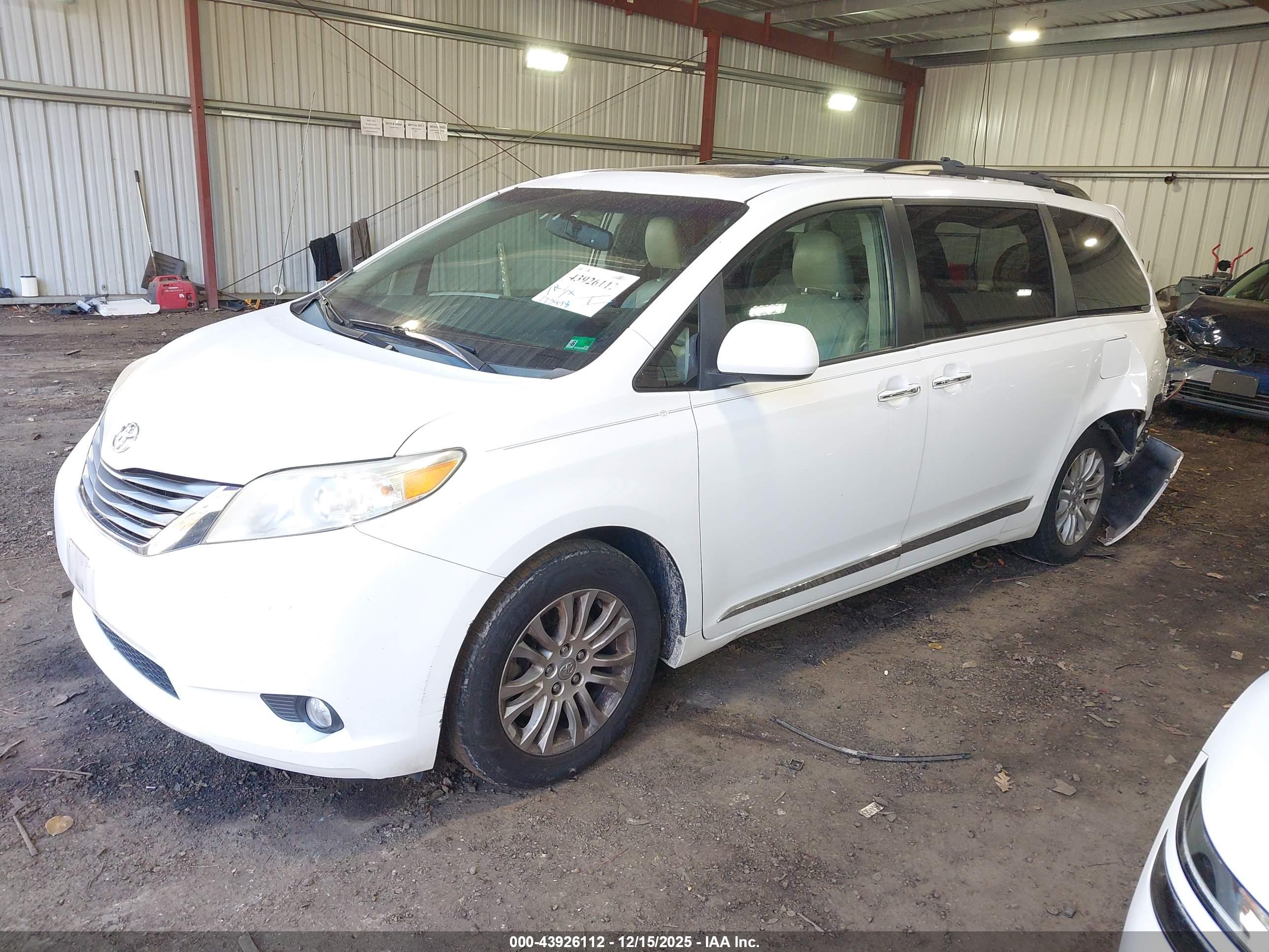 TOYOTA SIENNA image 2