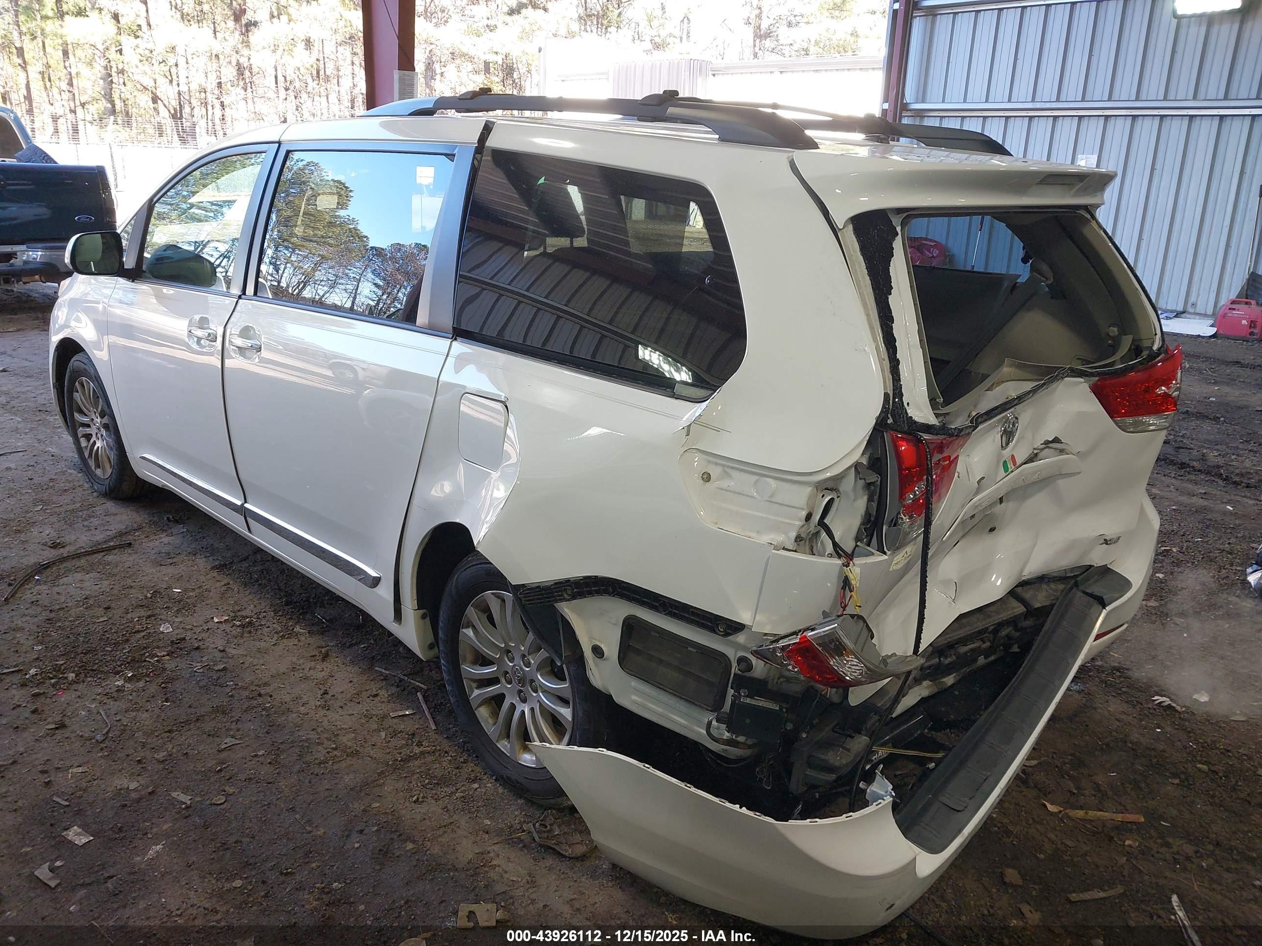 TOYOTA SIENNA image 3
