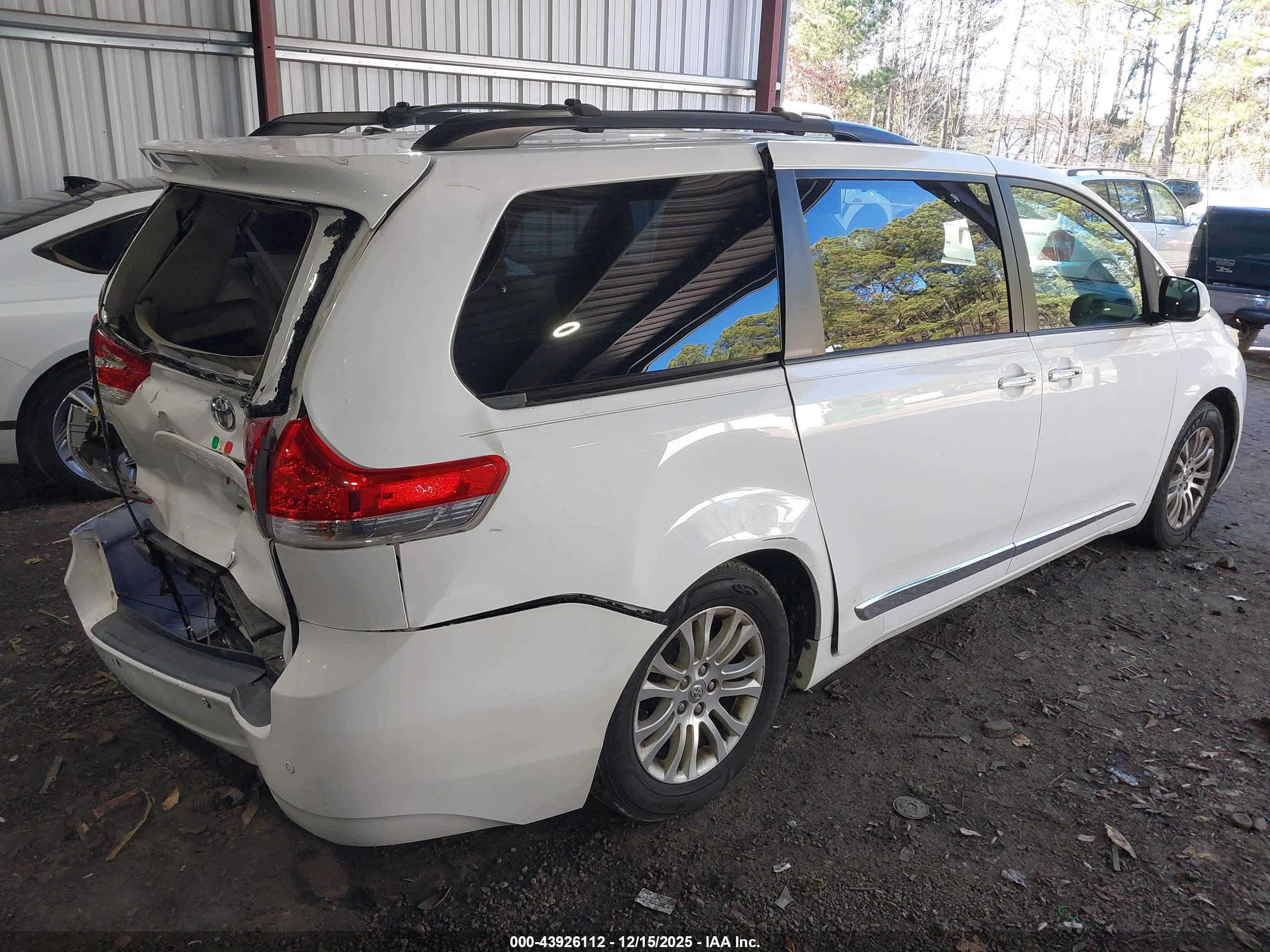 TOYOTA SIENNA image 4