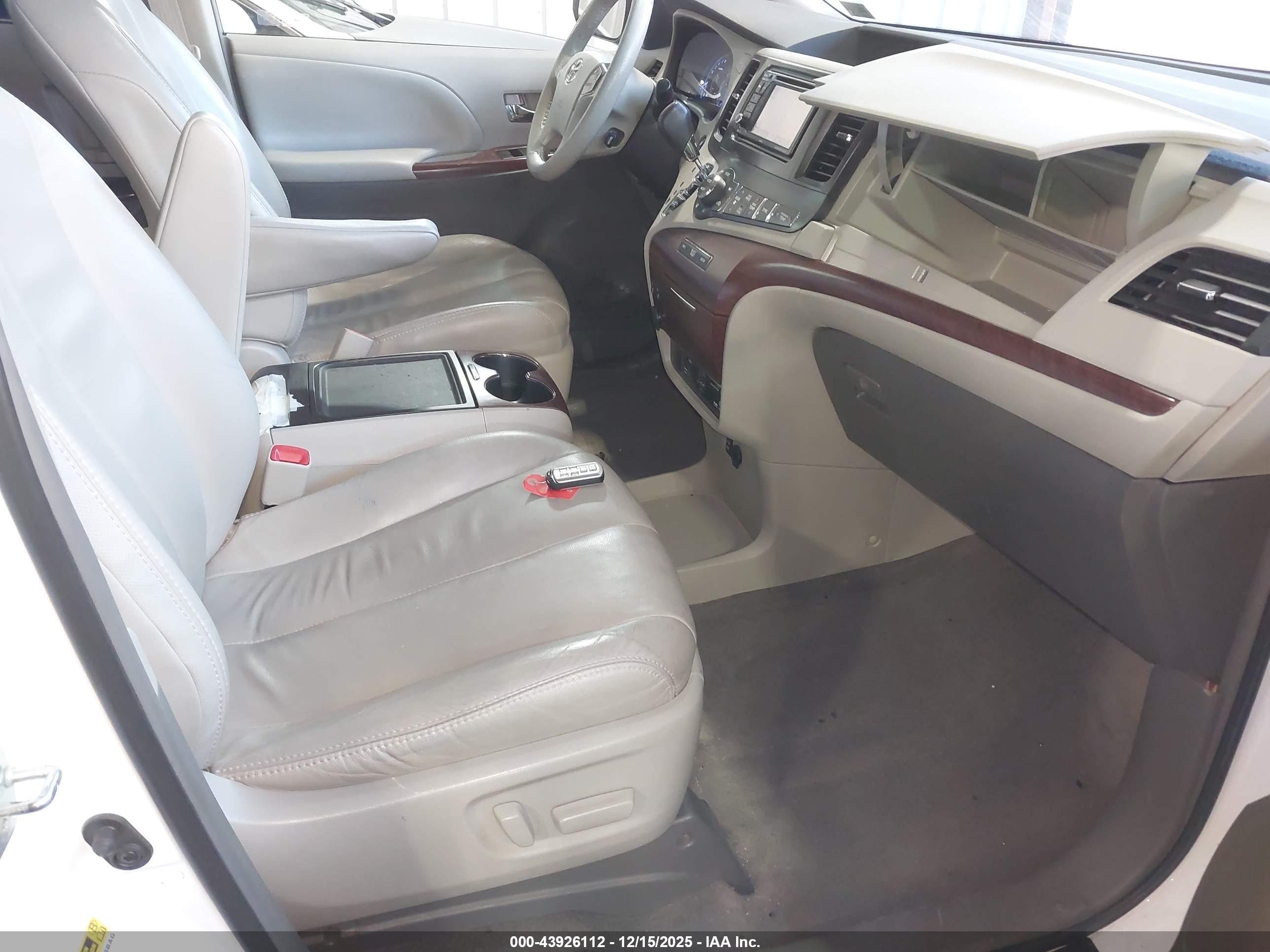 TOYOTA SIENNA image 5
