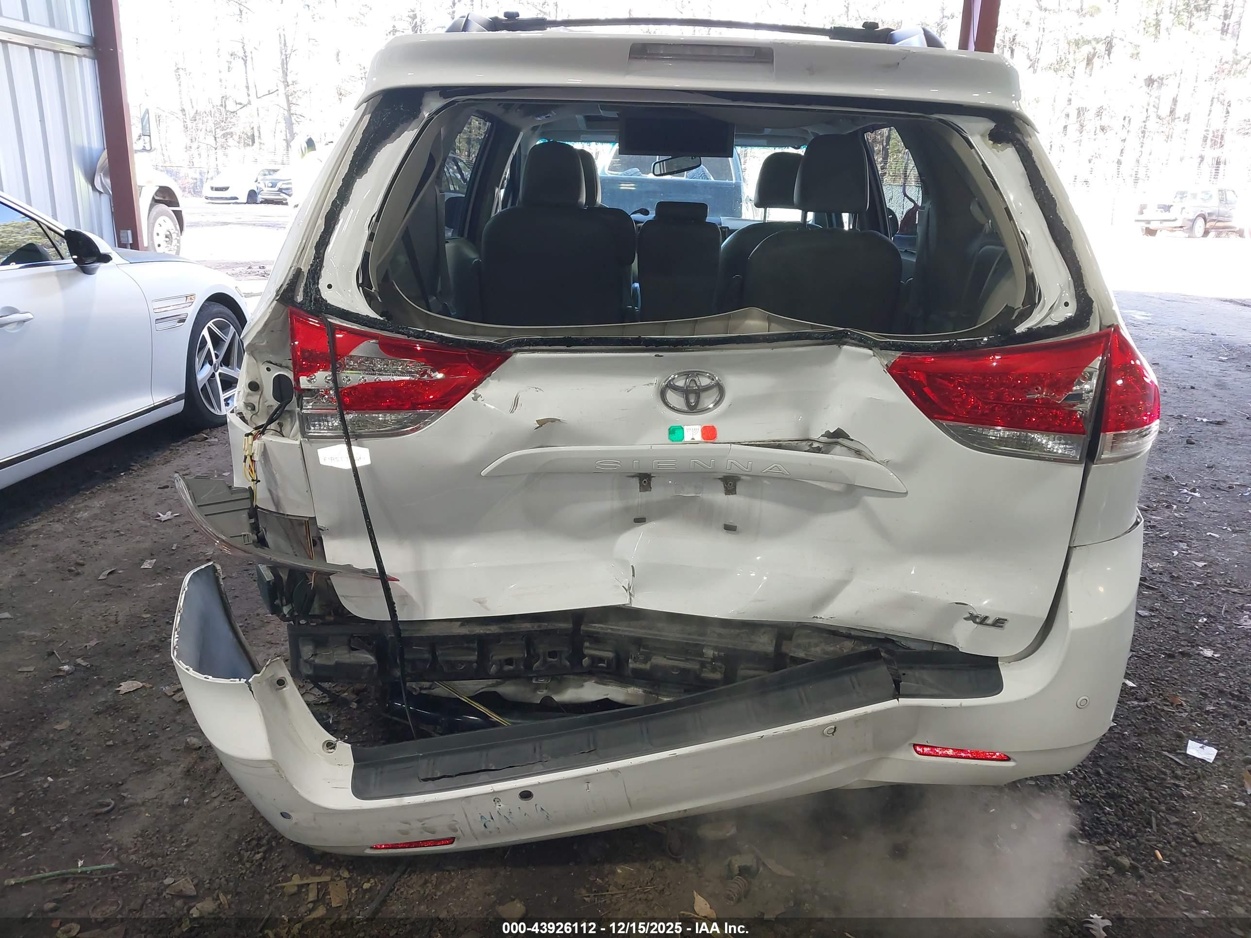 TOYOTA SIENNA image 6
