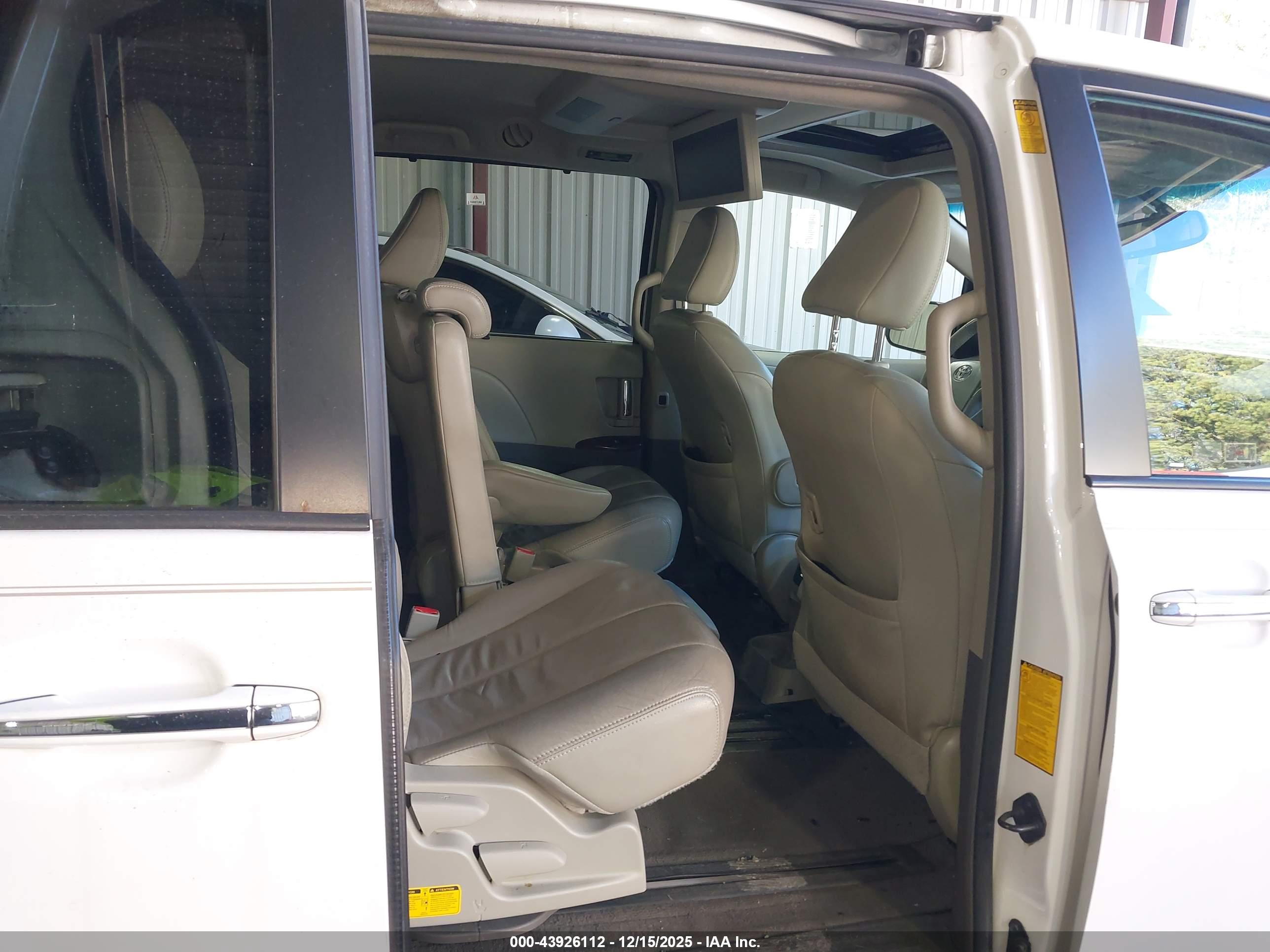 TOYOTA SIENNA image 8