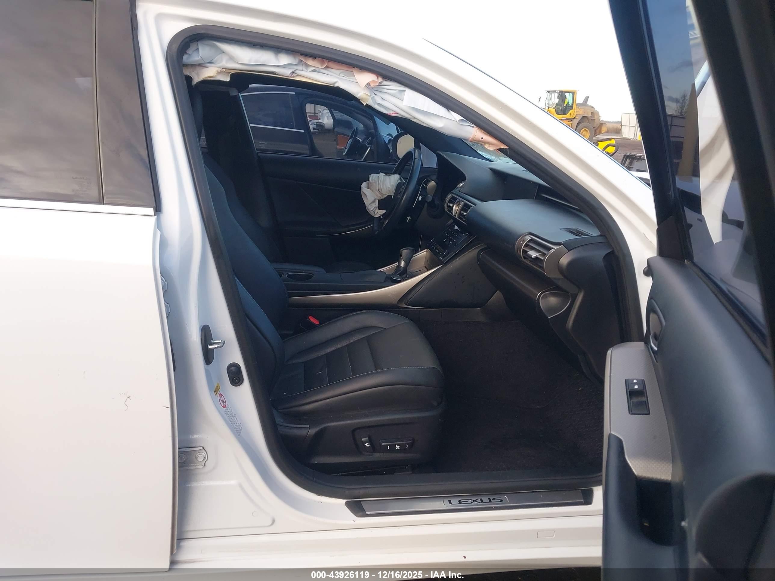 LEXUS IS image 5