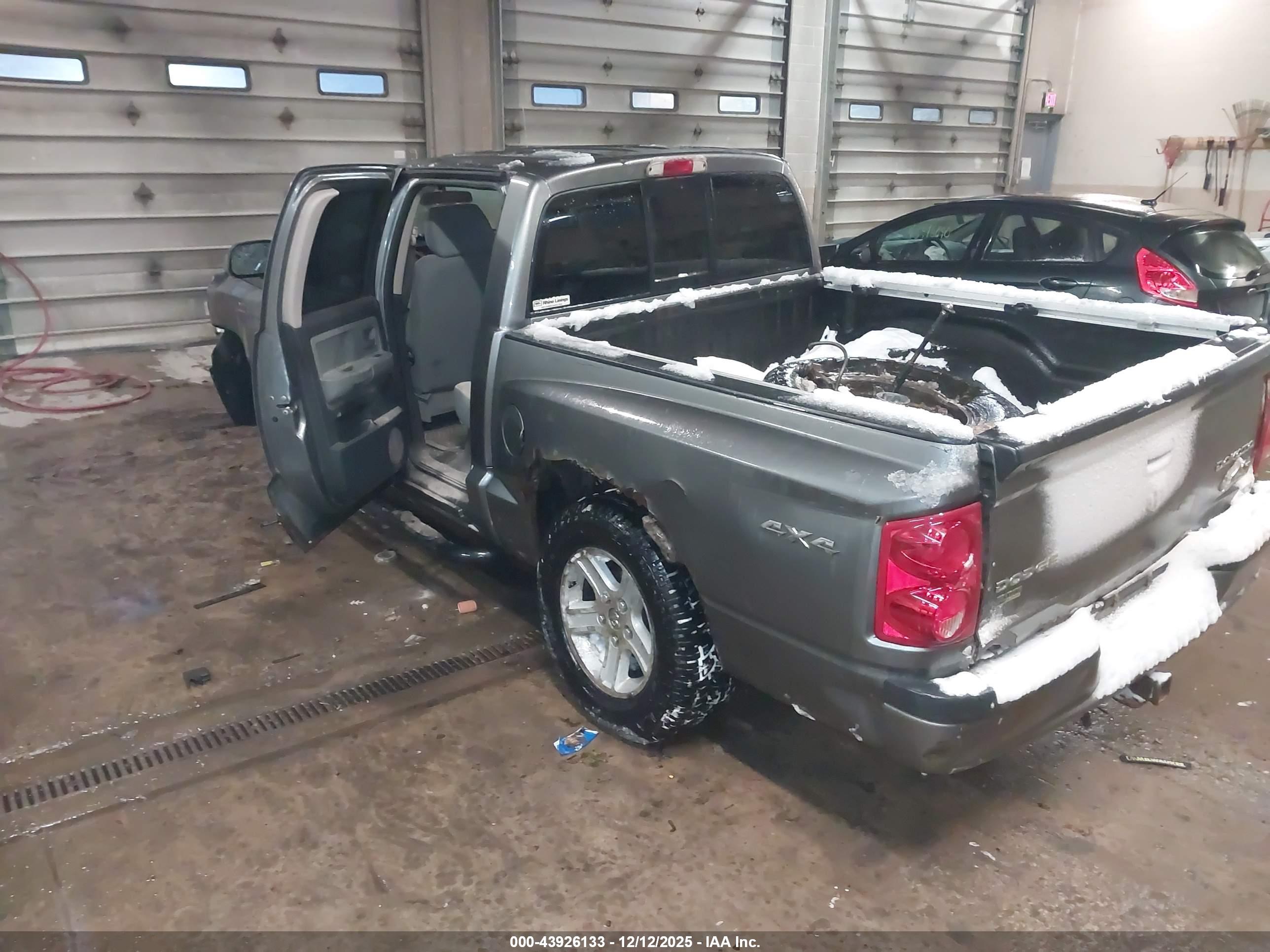 DODGE DAKOTA image 3